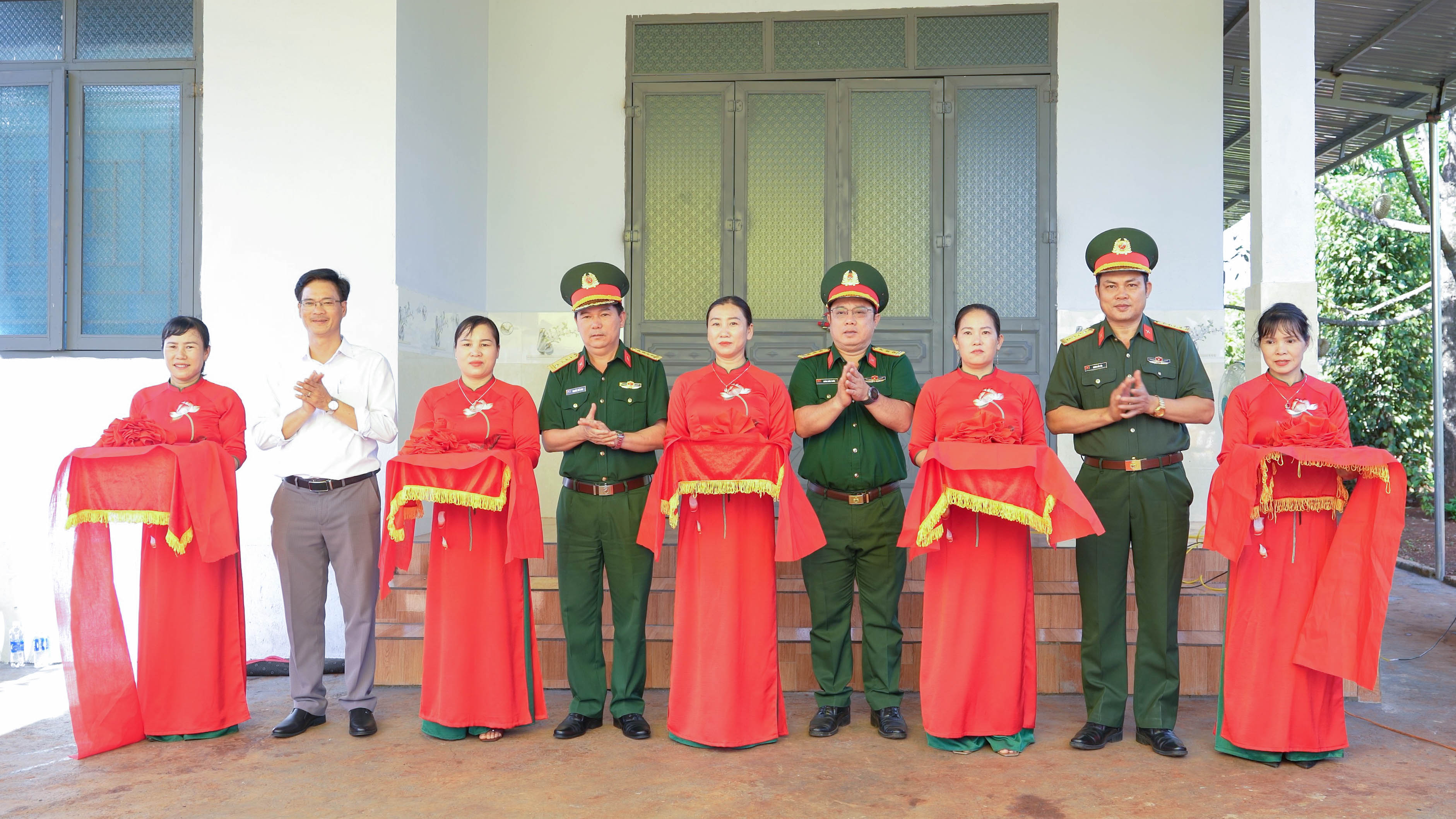 1. Đại tá Nguyễn Thế Bích, Phó Chủ nhiệm ủy ban kiểm tra Đảng ủy Binh đoàn 15 cùng chỉ huy Đoàn KT-QP 715 và đại diện lãnh đạo xã Ia O...