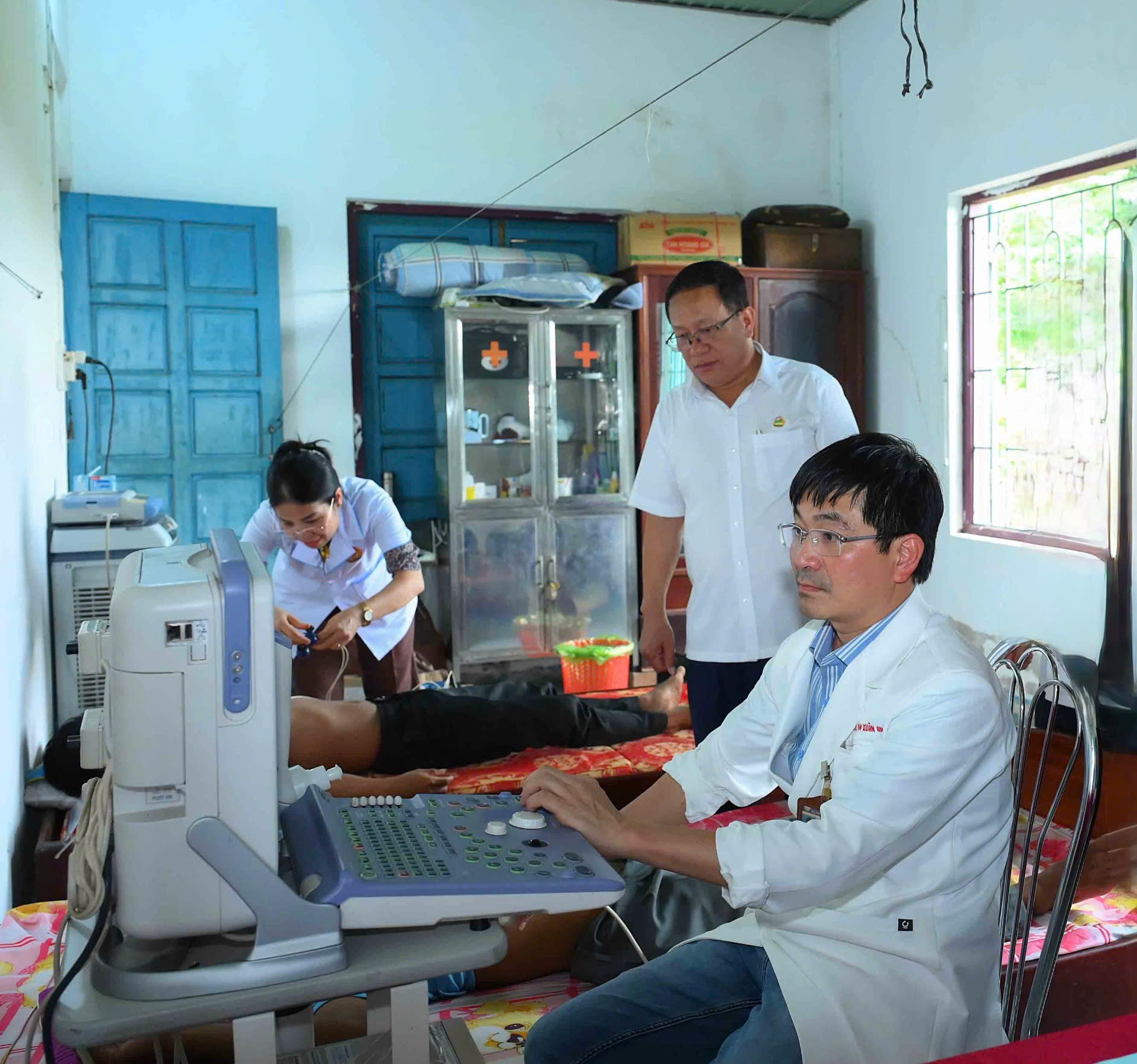 1. Thượng tá Phạm Xuân An, Giám đốc Bệnh viện Quân y 15 khám sức khỏe cho người dân nước bạn Lào