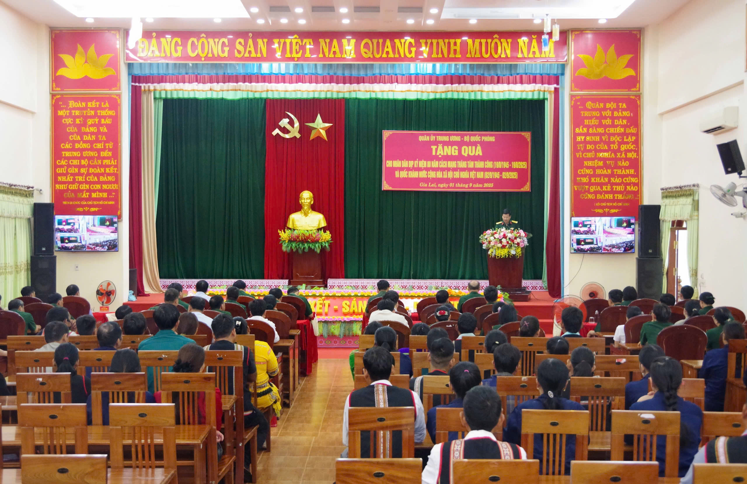 10. Quảng cảnh tặng quà tại các đơn vị.