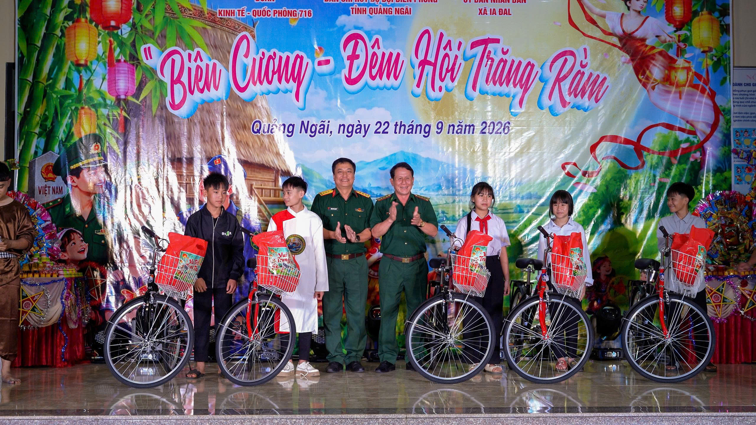 Ấm áp “Biên cương - Đêm hội trăng rằm” nơi vùng biên Ia Đal