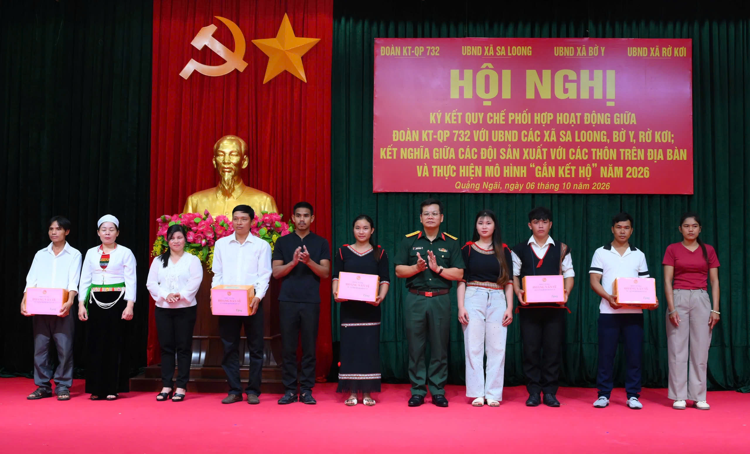 2. Đại tá Nguyễn Hồng Lam, Phó tư lệnh Binh đoàn 15 trao quà của Thiếu tướng Hoàng Văn Sỹ, Tư lệnh Binh đoàn tặng các cặp hộ gắn kết.