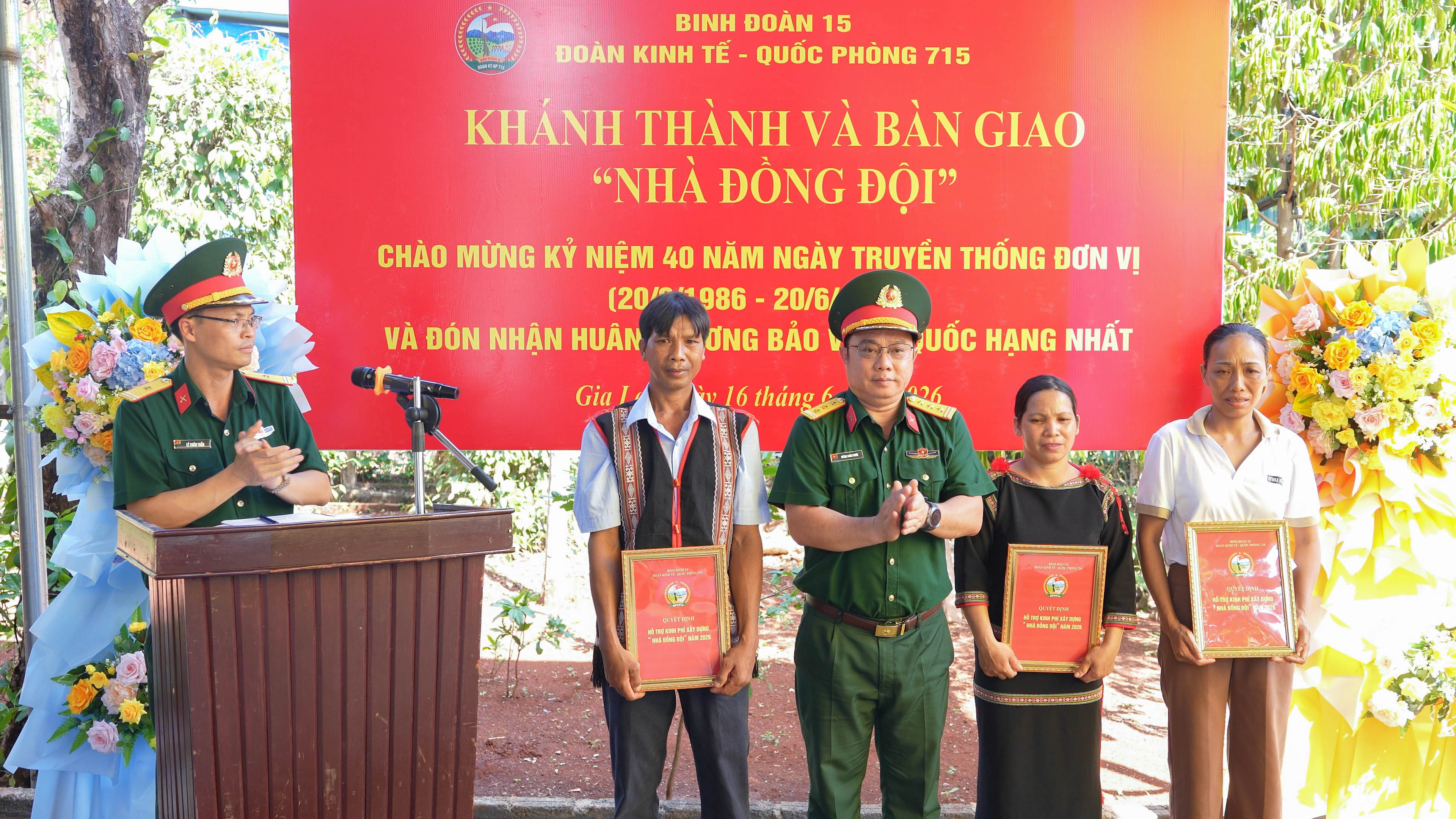 2. Thượng tá Huỳnh Xuân Phước, Đoàn trưởng Đoàn KT-QP 715 trao quyết định hỗ trợ gia đình công nhân và nhân dân có hoàn cảnh xây nhà đồng đội