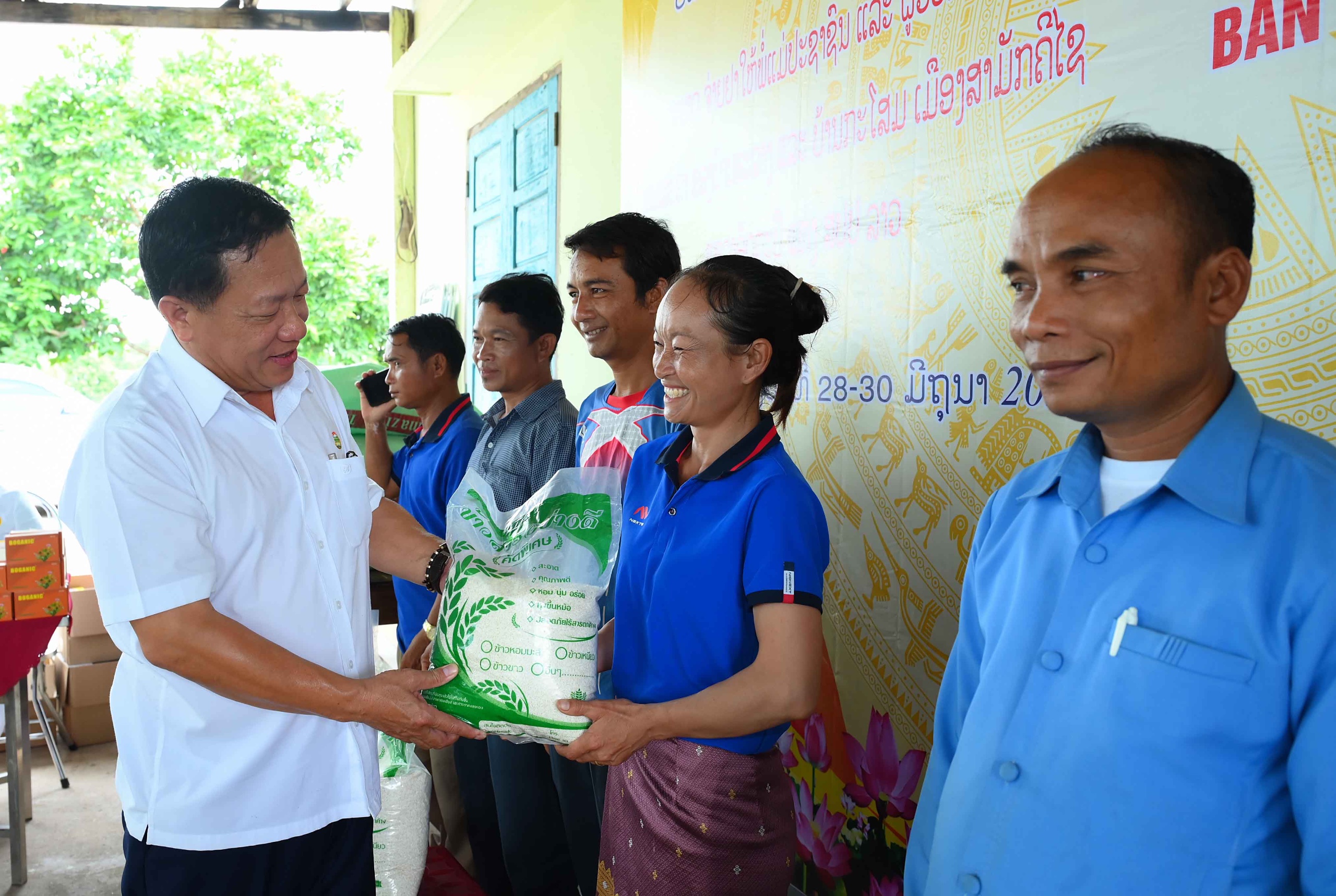 2. Trung tá Nguyễn Tất Dần, Phó giám đốc Công ty Hợp tác kinh tế 385 trao quà tặng nguiowif lao động và nhân dân nước bạn Lào