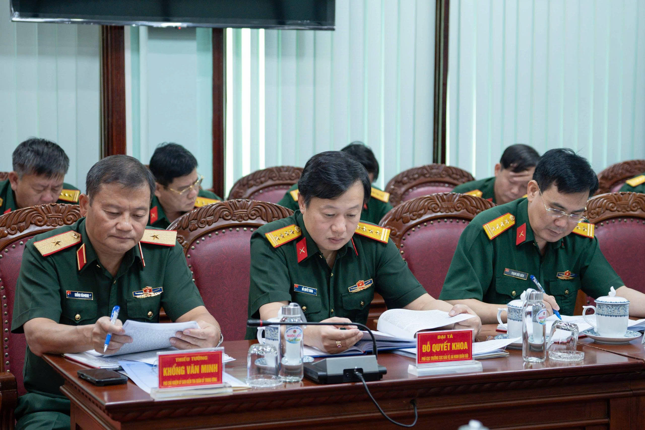 2.Thiếu tướng Khổng Văn Minh, Phó Chủ nhiệm Ủy ban Kiểm tra Quân ủy Trung ương, Đại tá Đỗ Quyết Khoa, Phó Cục trưởng Cục Bảo vệ an ninh Quân đội, các thành viên Đoàn công tác v