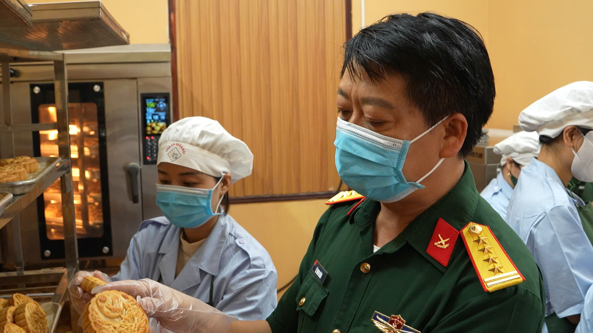 3. Đại tá Lê Minh Hoàn, Chủ nhiệm Hậu cần - Kỹ thuật Binh đoàn 15 kiểm tra bánh trung thu tại nơi sản xuất.