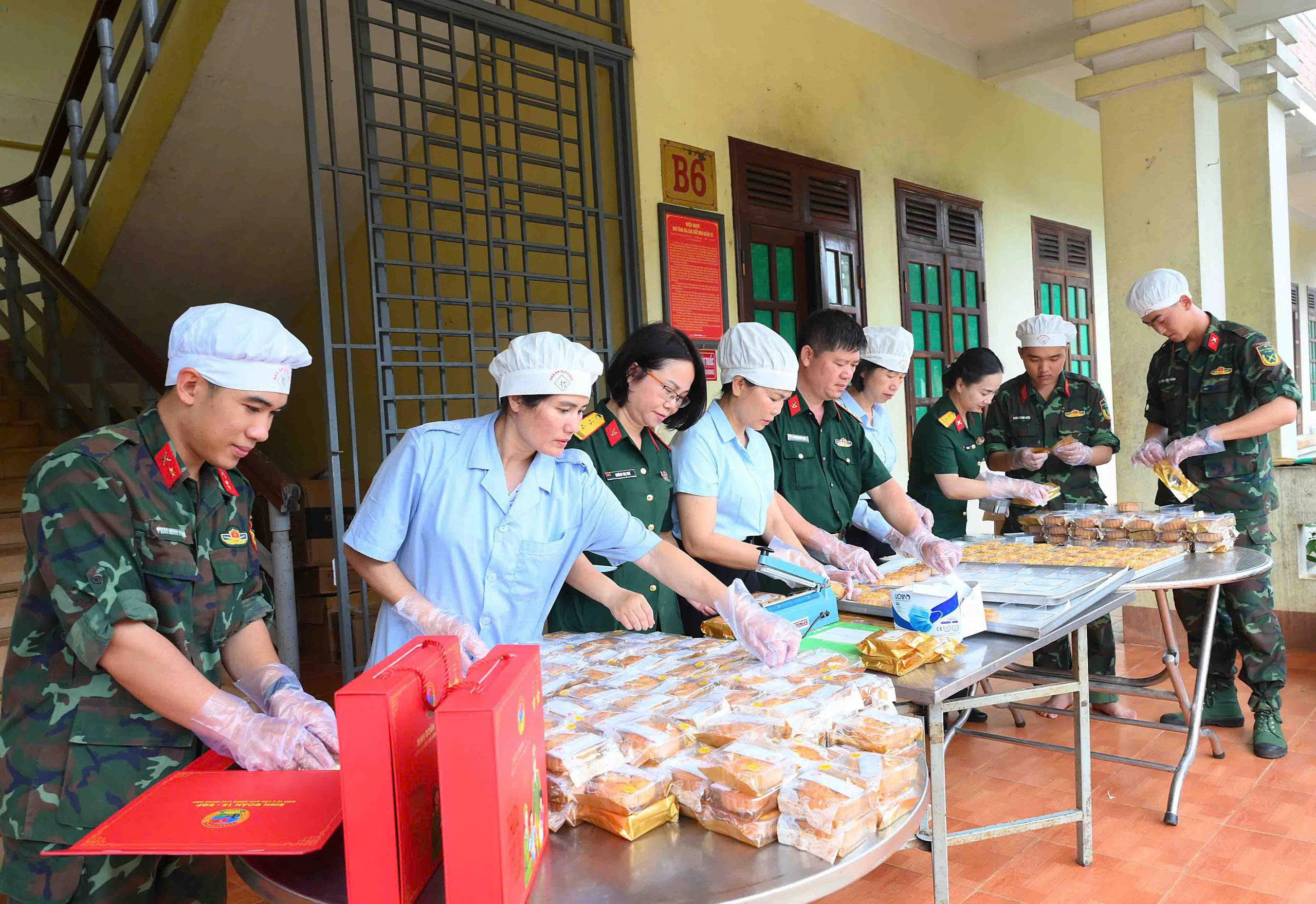Binh đoàn 15 chủ động làm bánh Trung thu, chăm lo thiếu nhi vùng biên