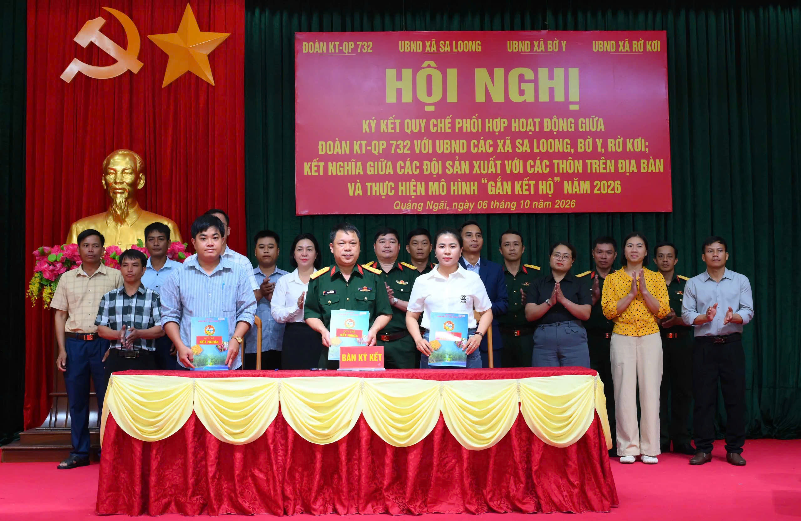 4. Các đội sản xuất, nhà máy của Đoàn KTQP 732 ký kết kết nghĩa với các thôn thuộc xã Sa Loong và xã Bờ Y.