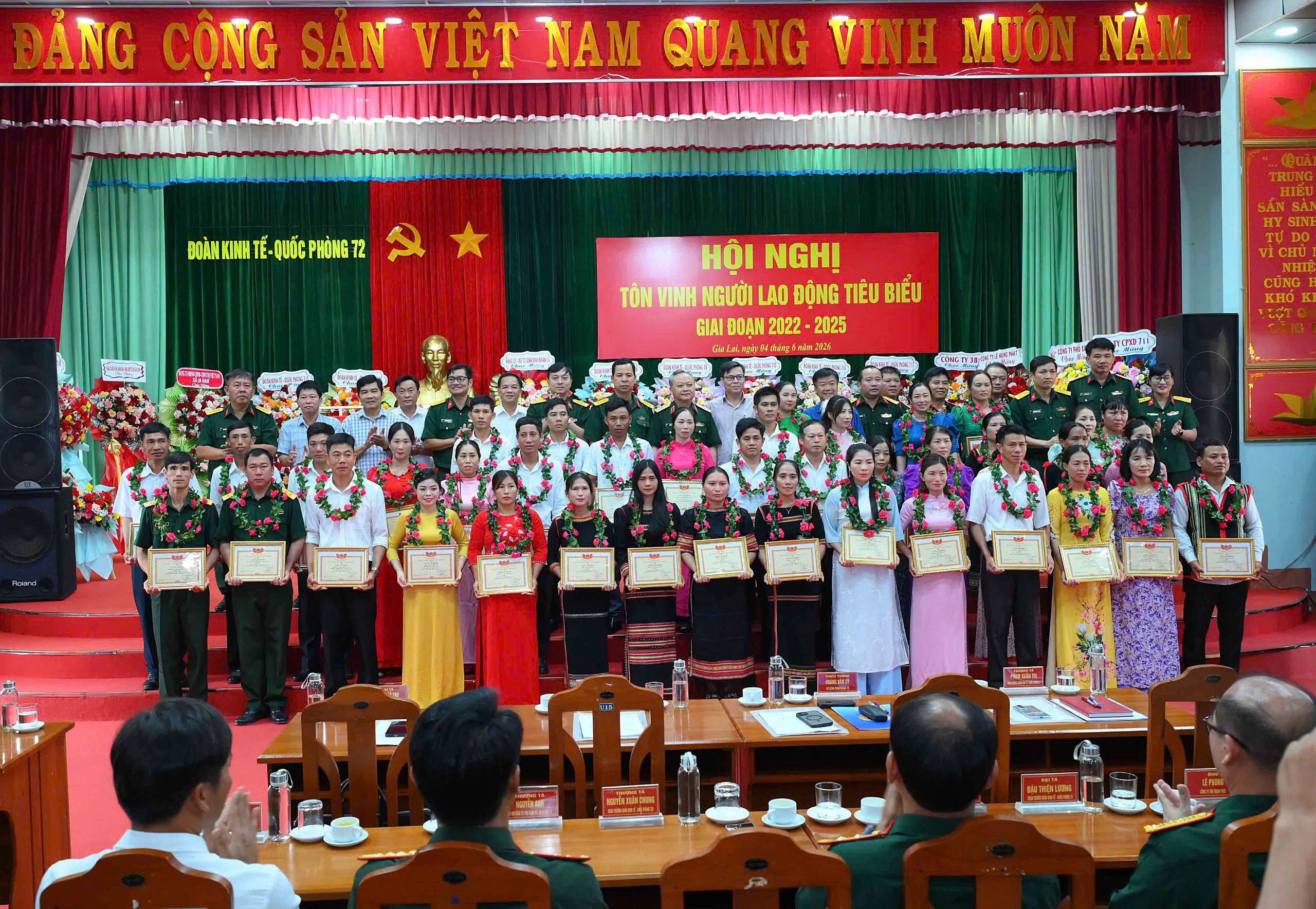 Đoàn KT-QP 72 đón nhận Cờ thi đua của Chính phủ, tôn vinh người lao động tiêu biểu