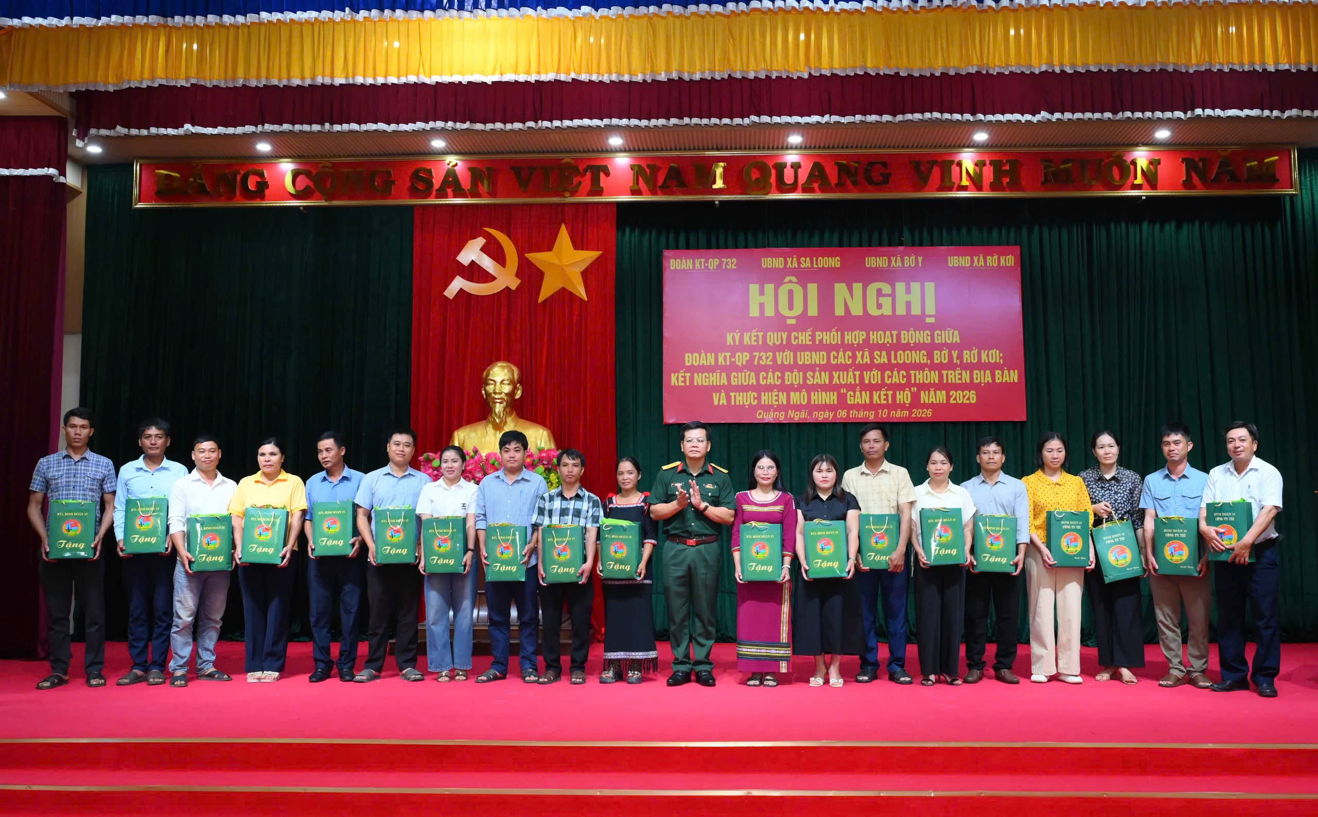 6. Đại tá Nguyễn Hồng Lam, Phó tư lệnh Binh đoàn 15 trao quà tặng bí thư chi bộ, trưởng thôn và cán bộ mặt trận các thôn, làng trên địa bàn đơn vị đứng chân.