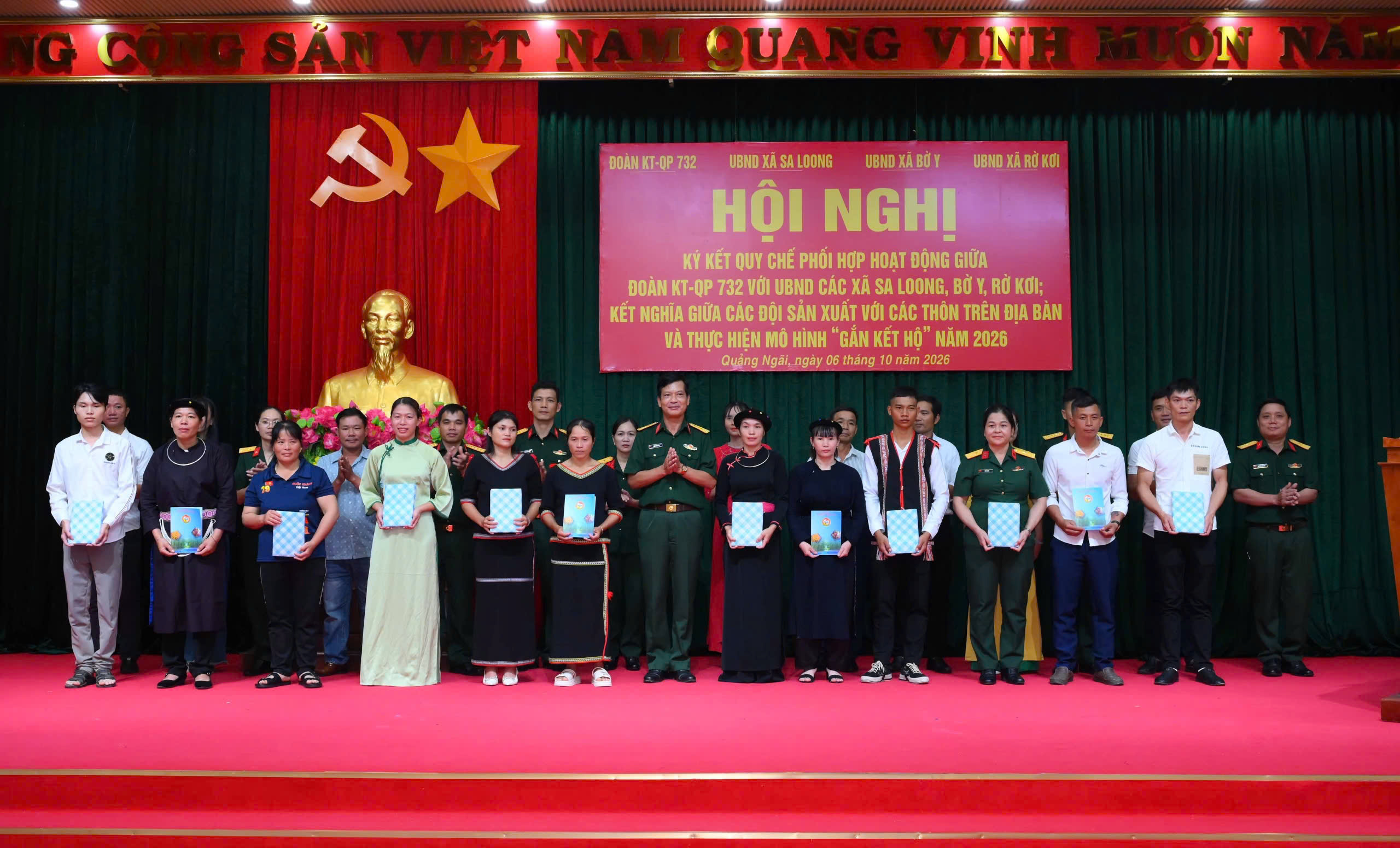 7. Đại tá Phan Văn Phú, Bí thư Đảng ủy, Phó đoàn trưởng Đoàn KT-QP 732 trao quà tặng các cặp hộ tham gia mô hình “Gắn kết hộ”.