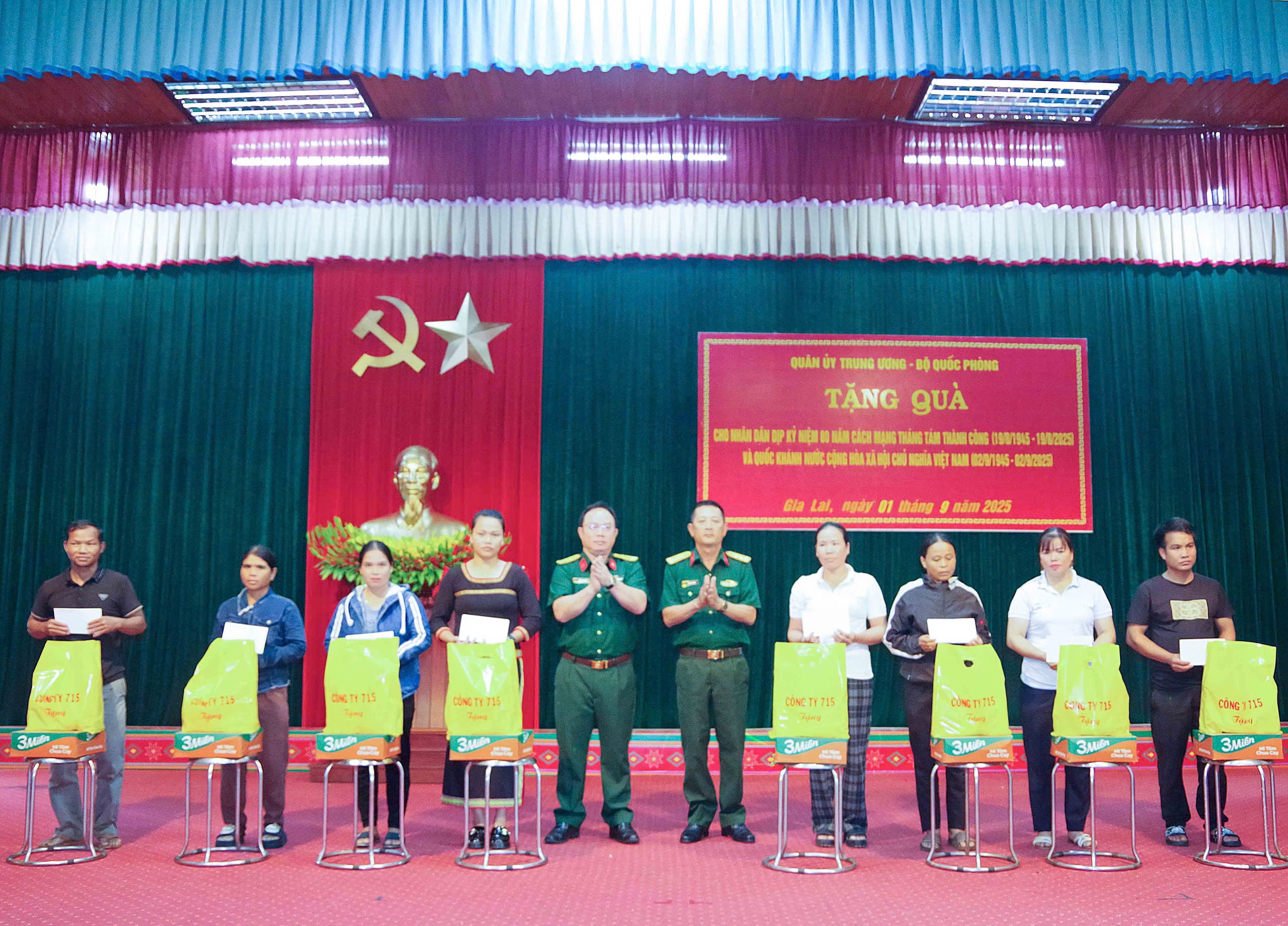 7. Lãnh đạo Đoàn KT-QP 715 trao quà tặng quà người lao động và nhân dân tại tỉnh Gia Lai.