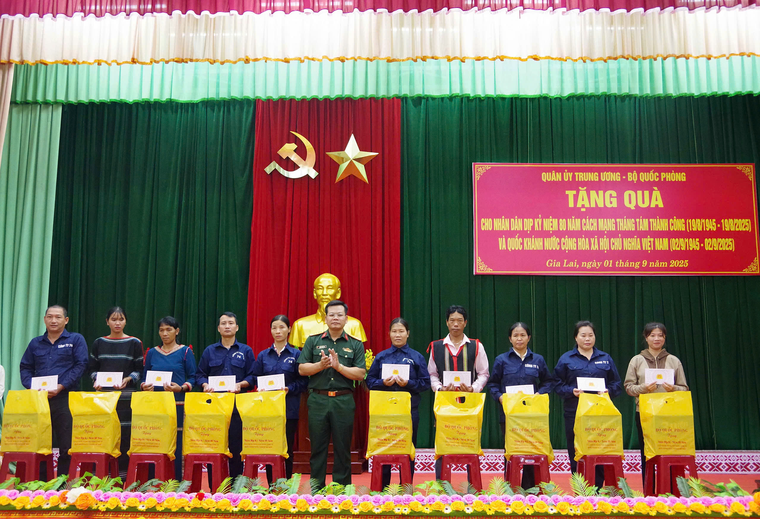 9. Đại tá Nguyễn Hồng Lam, Phó Tư lệnh Binh đoàn 15 tặng quà người lao động và nhân dân tại Đoàn KT-QP 74