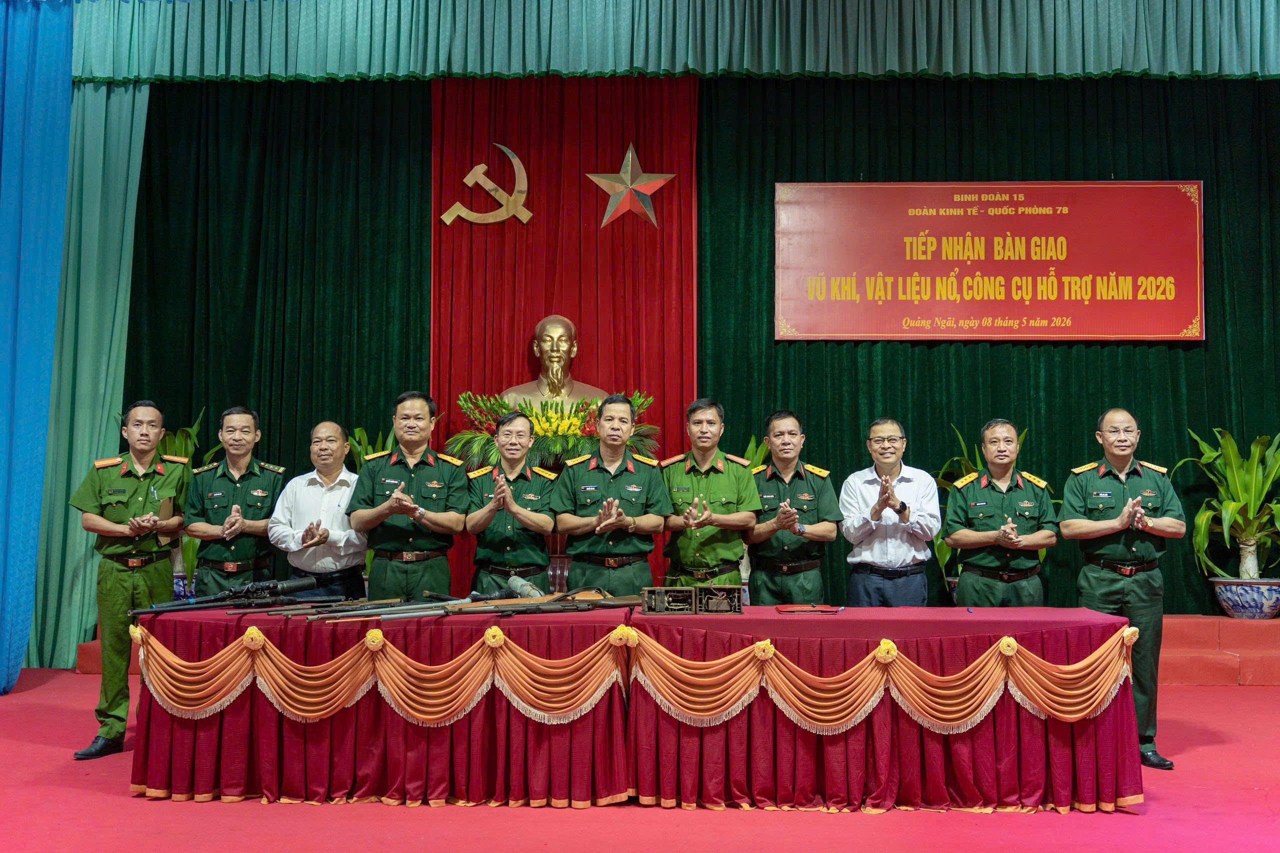 9. Lãnh đạo Binh đoàn và đại diện Đoàn KT-QP 78 bàn giao vũ khí vật liệu nổ, công cụ hỗ trợ năm 2026 cho Công an xã Mo Rai.