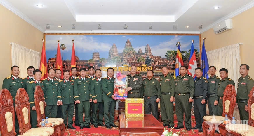 Binh đoàn 15 thăm, chúc Tết Chol Chnam Thmay tại Campuchia