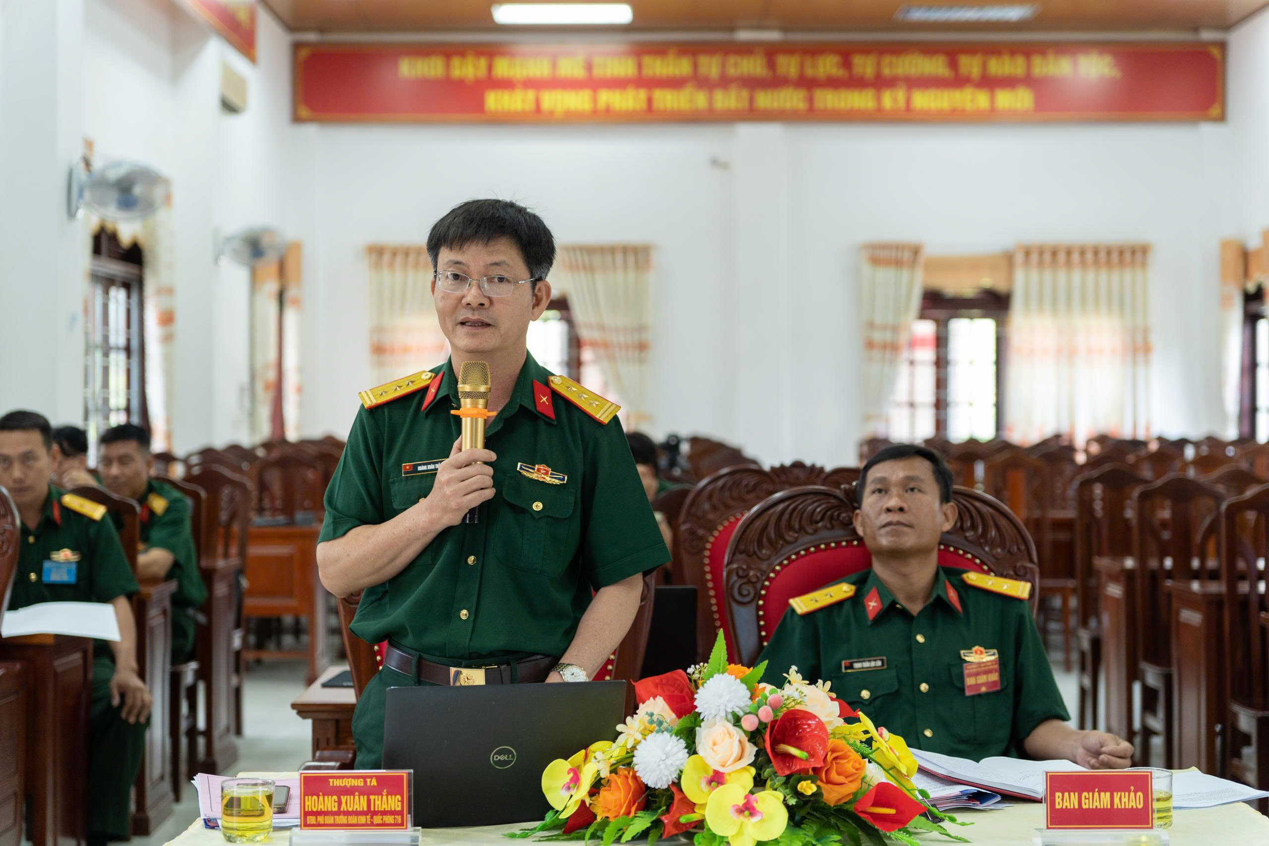 Ban giám khảo nhận xét, đặt câu hỏi phần thi thuyết trình của Báo cáo viên.