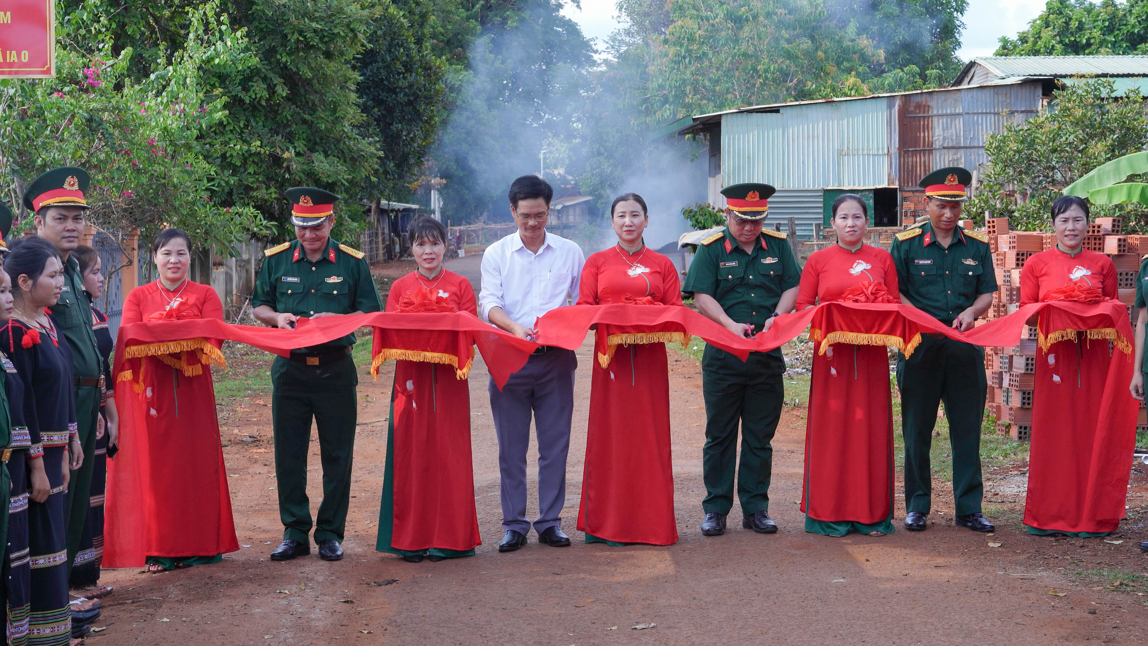 Các đại biểu cắt băng khánh thành công trình Sao sáng buôn làng do Đoàn KT-QP 715 trao tặng làng Mít Jép, xã Ia O, Tỉnh Gia Lai