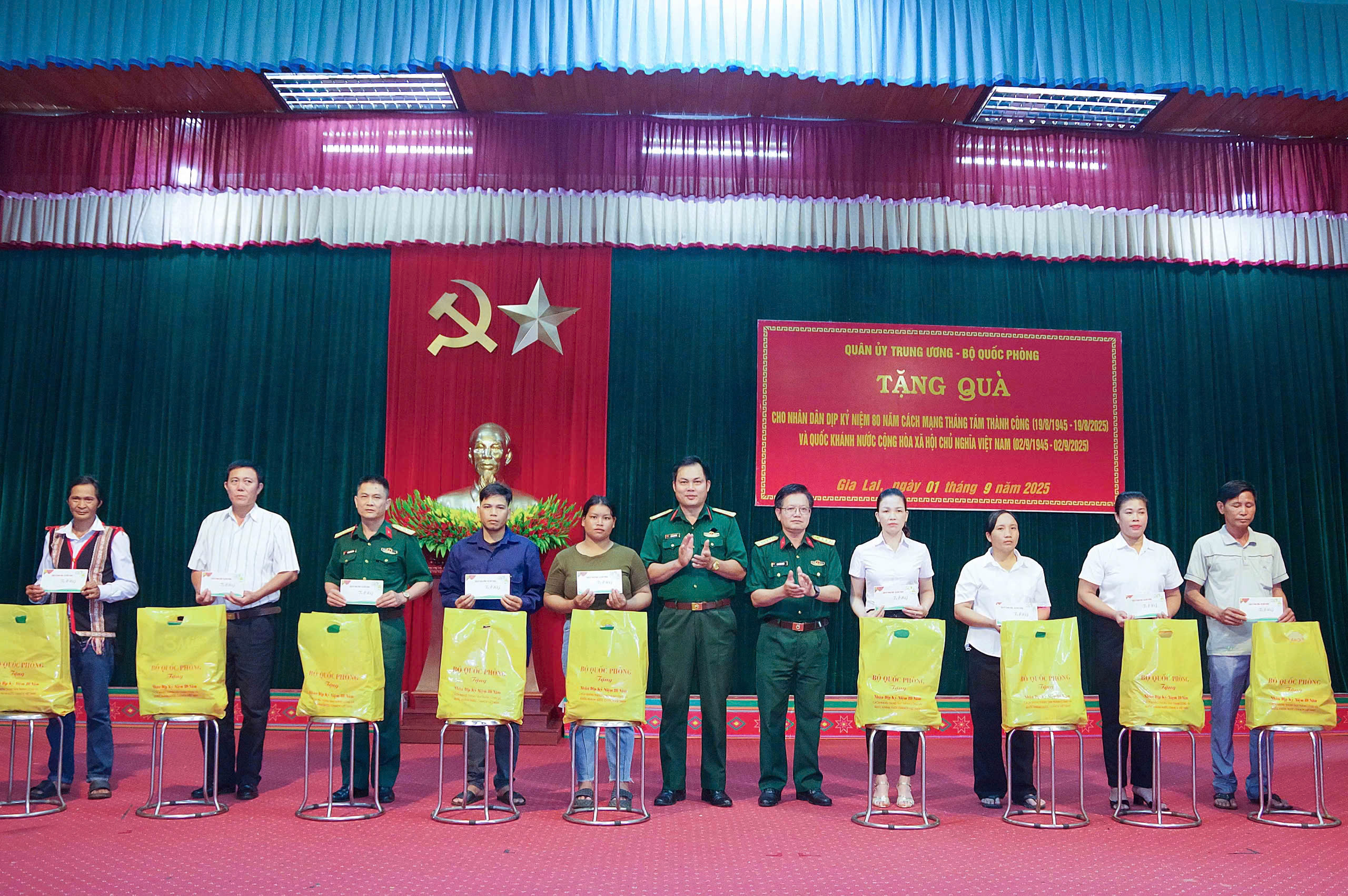 Đại tá Lưu Văn Đoàn, Phó Chủ nhiệm Chính trị Binh đoàn 15 và lãnh đapọ Đoàn KT-QP 715 trao quà tặng người lao động và nhân nhâ.