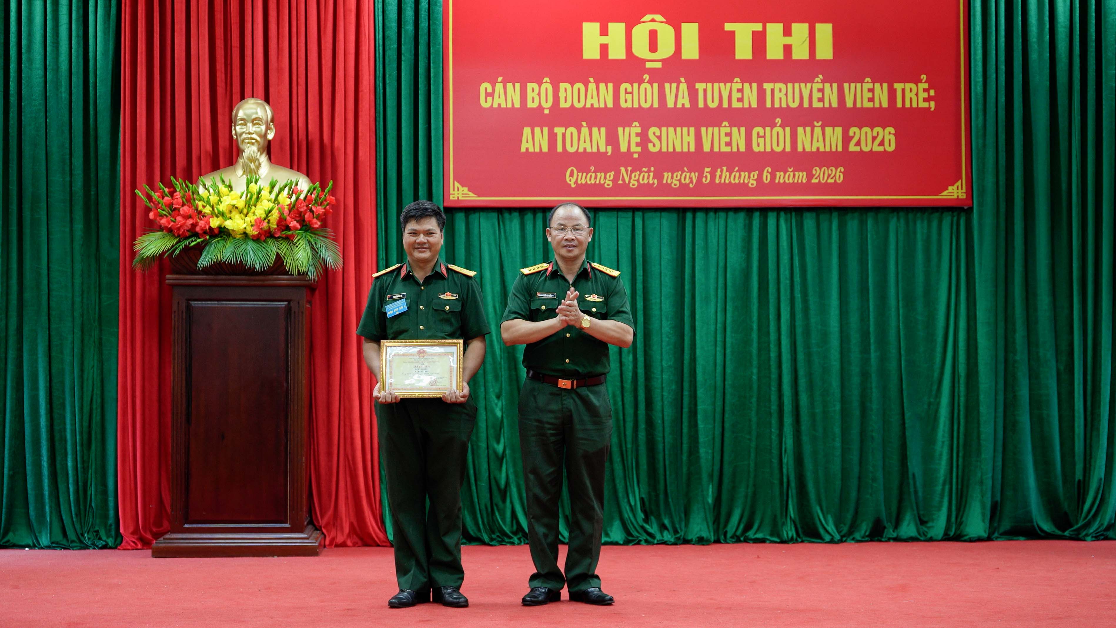 Đại tá Thái Bá Mão, Phó Chủ nhiệm Chính trị Binh đoàn 15 trao giải nhì cho đội thi