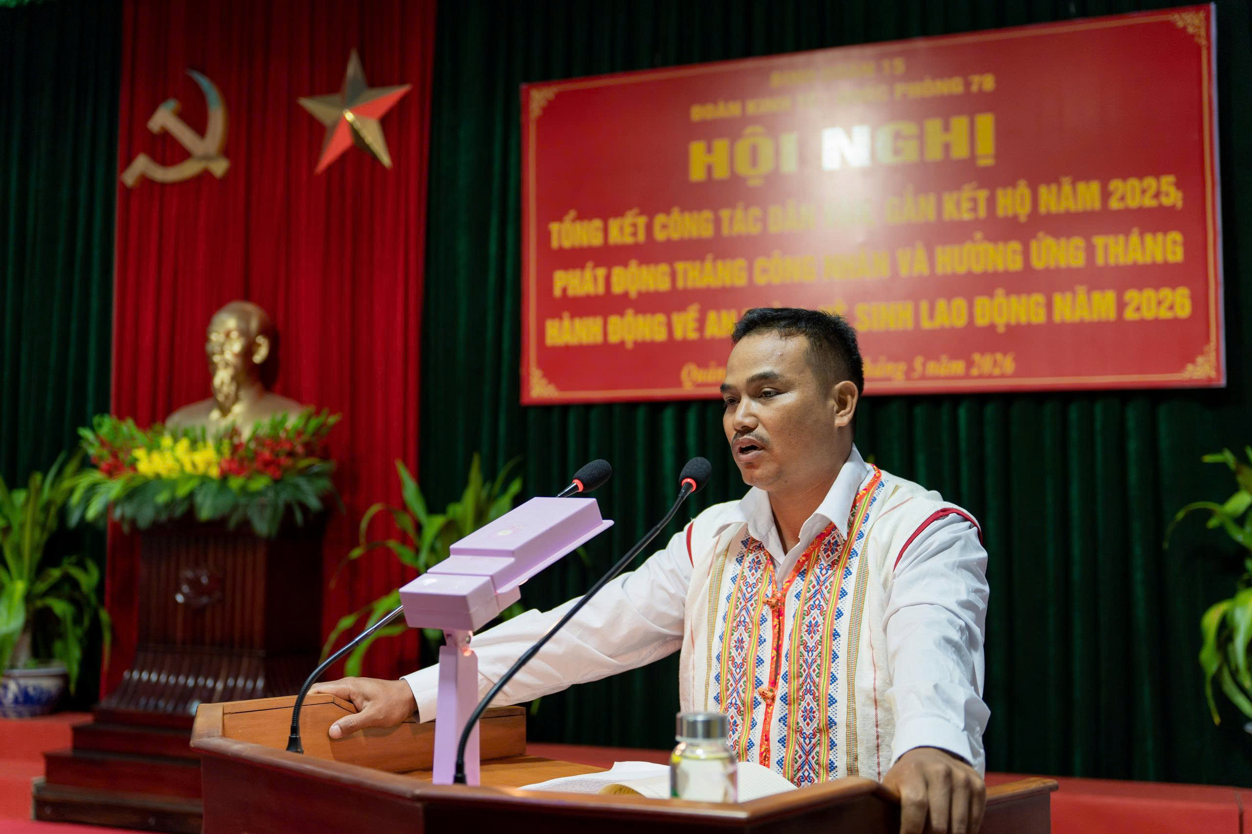 Đồng chí A Thái, Thôn trưởng, Bí thư Chi bộ Làng Le, xã Mo Rai phát biểu về hiệu phối hợp trong thực hiện công tác dân vận trên địa bàn.