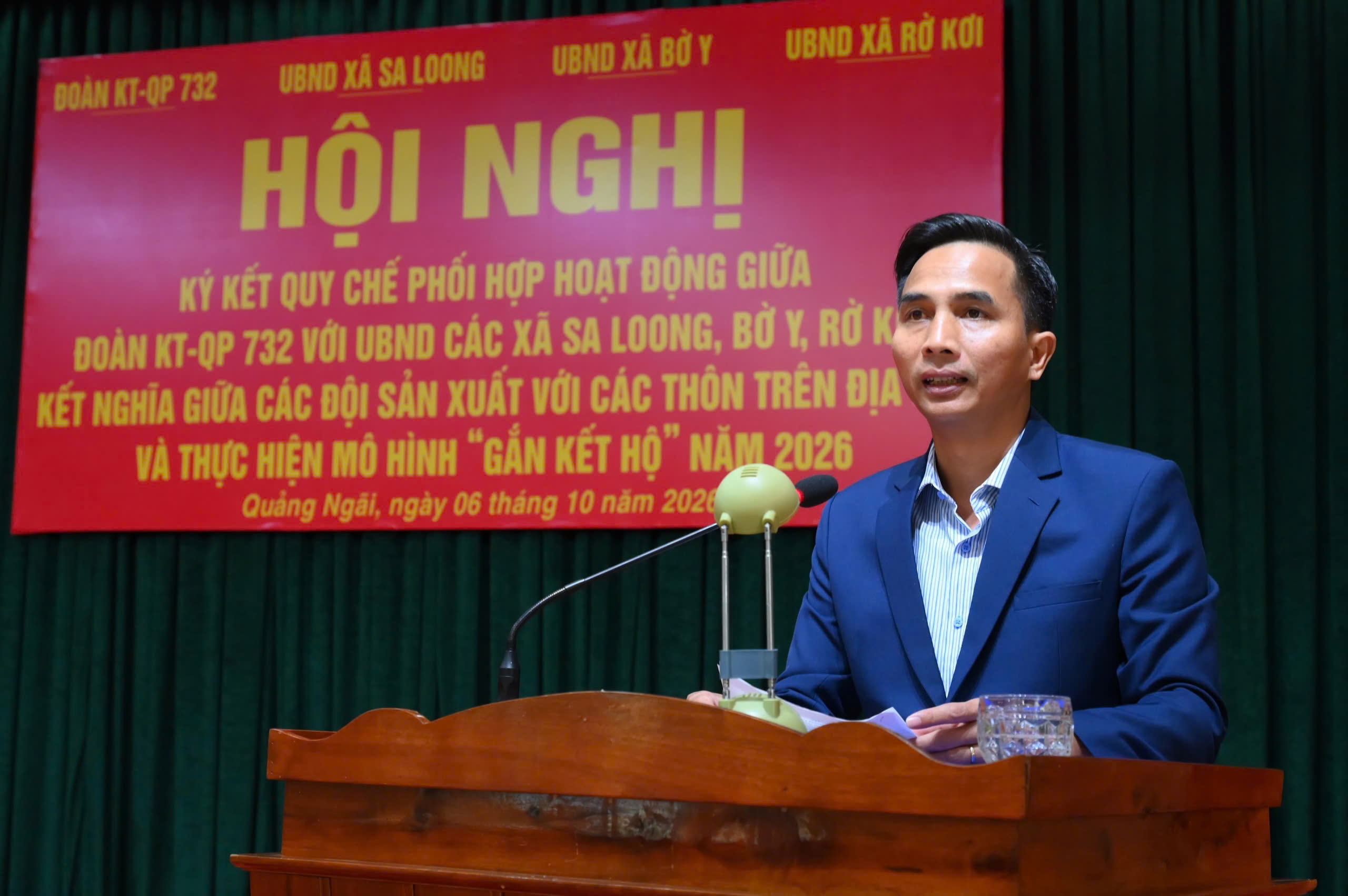 Đồng chí Xiêng Thanh Phú, Chủ tịch UBND xã Sa Loong phát biểu tại hội nghị.