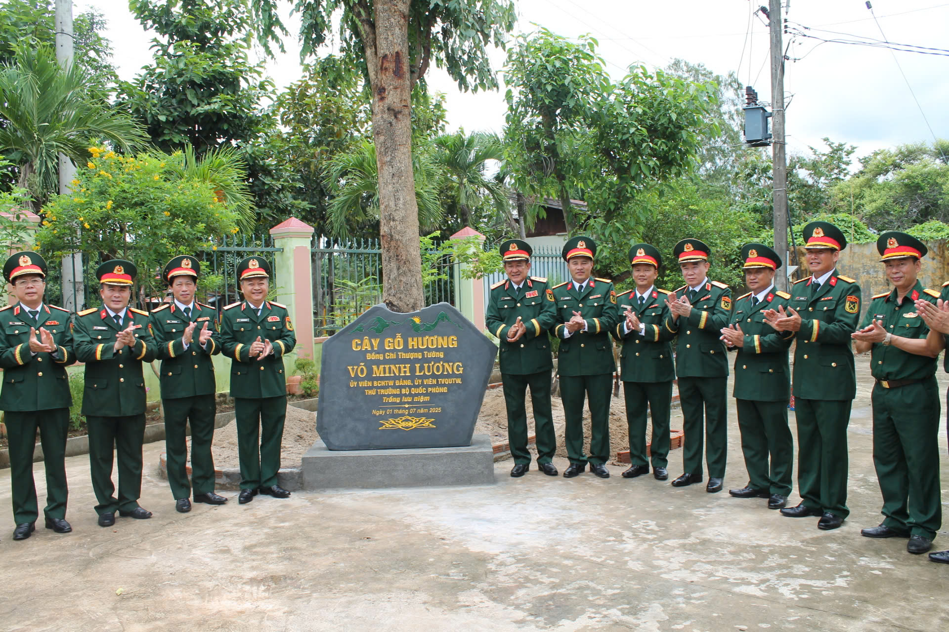Thượng tướng Võ Minh Lương thăm và làm việc tại Công ty Hợp tác kinh tế 385 (Binh đoàn 15) tại Lào