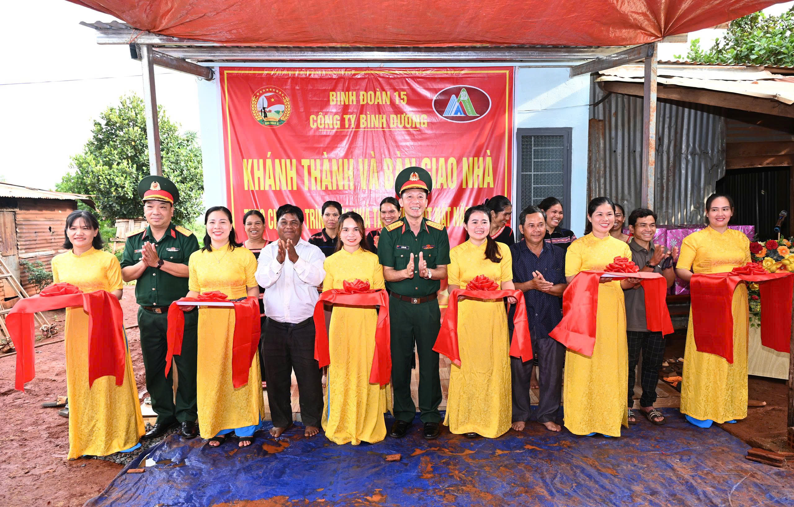 Công ty Bình Dương (Binh đoàn 15): Bàn giao  “Nhà Đồng đội” tặng người lao động trong chương trình “xóa nhà tạm, nhà dột nát năm 2025