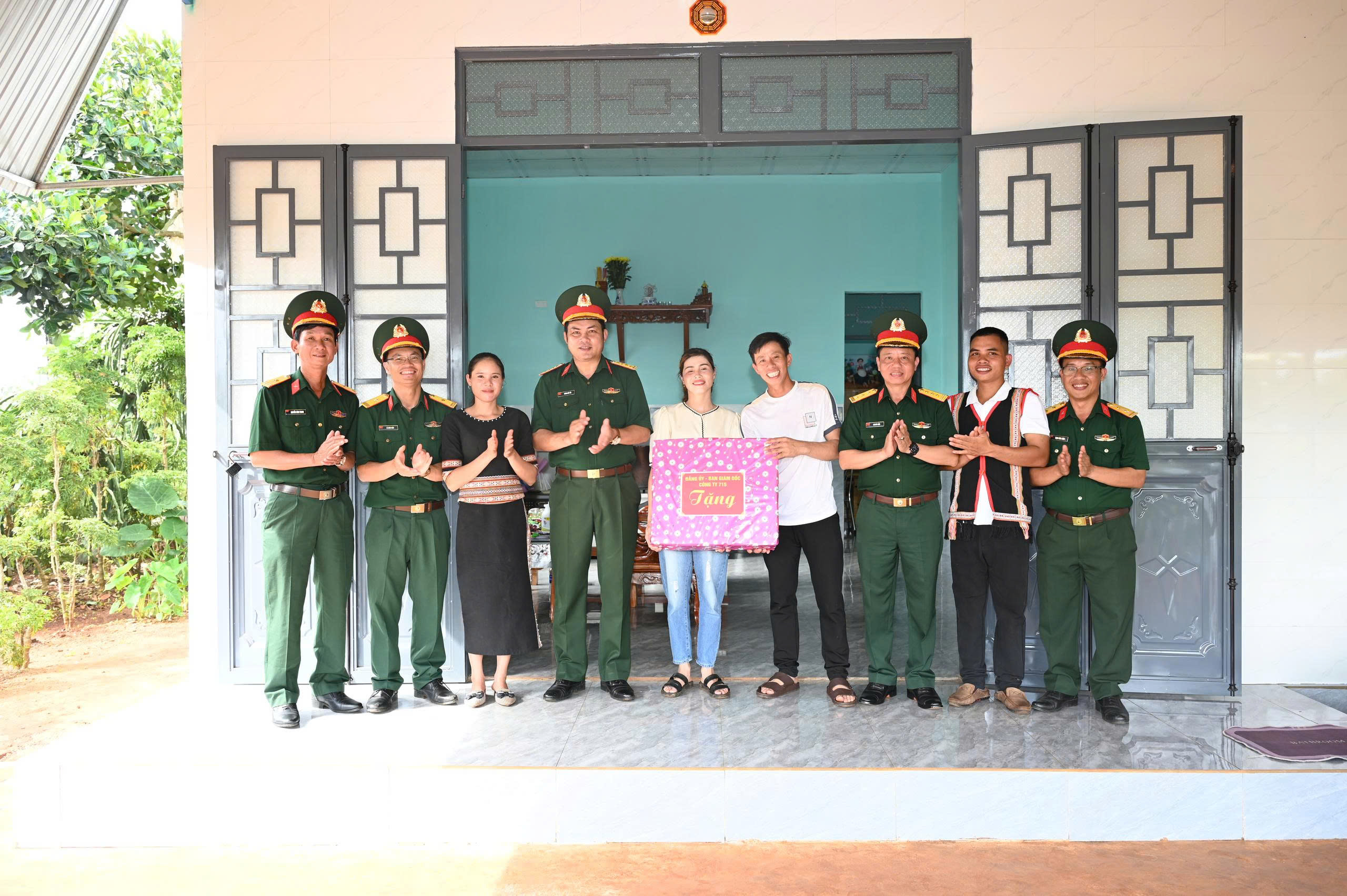 Công ty 715 (Binh đoàn 15) đồng hành cùng Nhân dân xóa nhà tạm