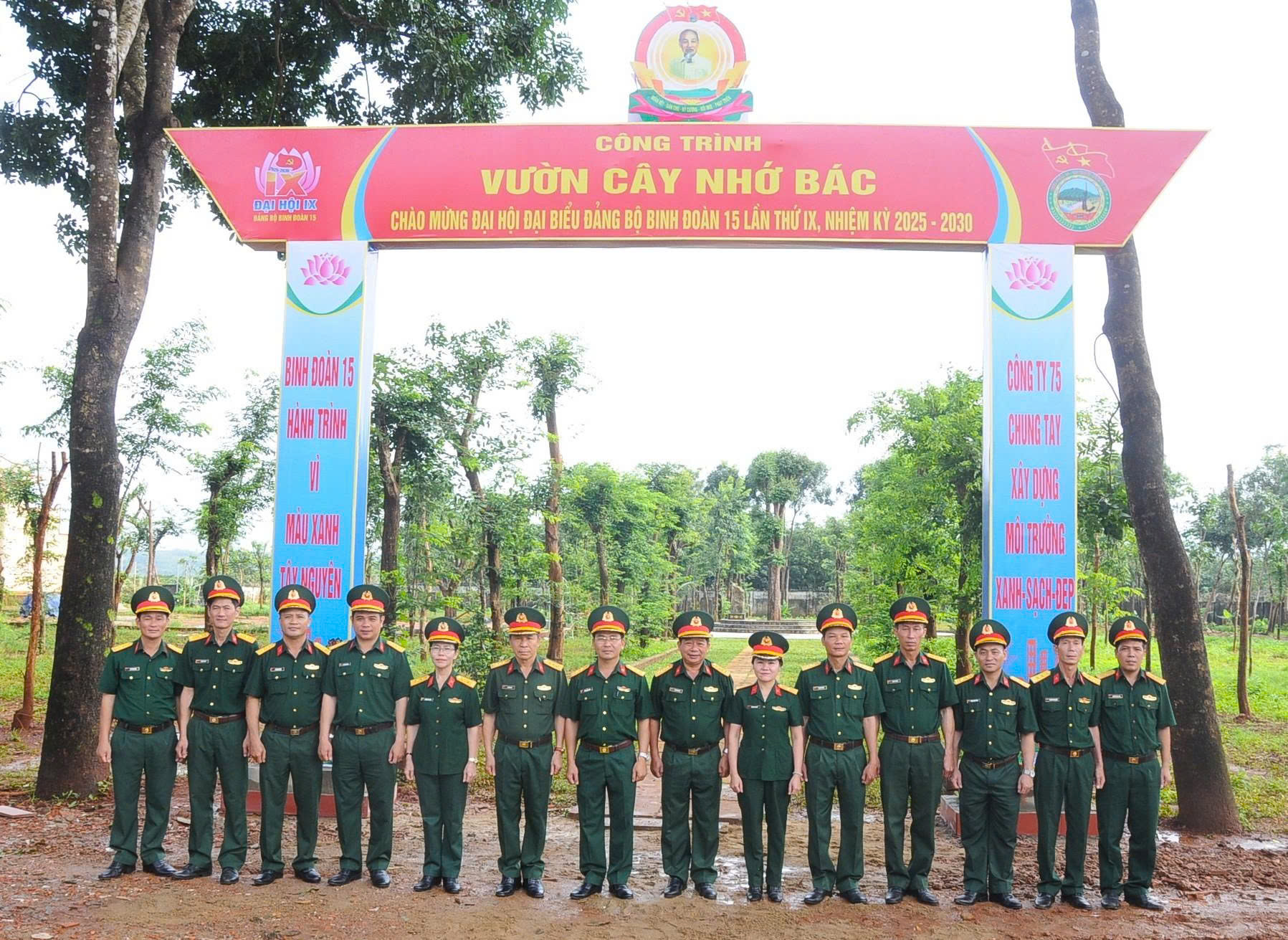 Chi nhánh Công ty 75 (Binh đoàn 15): Xây dựng công trình “Vườn cây nhớ Bác” và tặng quà công nhân lao động