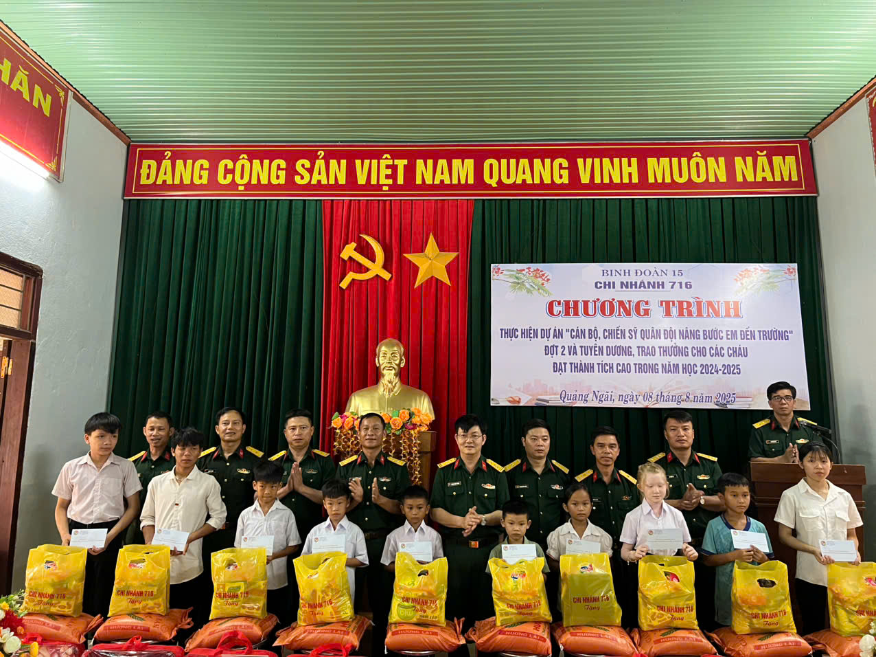 Chi nhánh 716 vun đắp ước mơ cho học sinh vùng biên