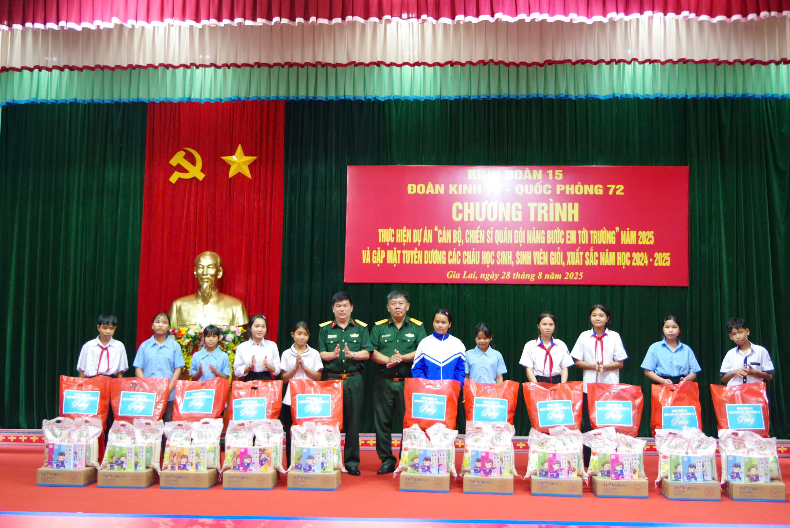 Đoàn KT-QP 72 tổ chức chương trình “Nâng bước em tới trường” và tuyên dương học sinh giỏi