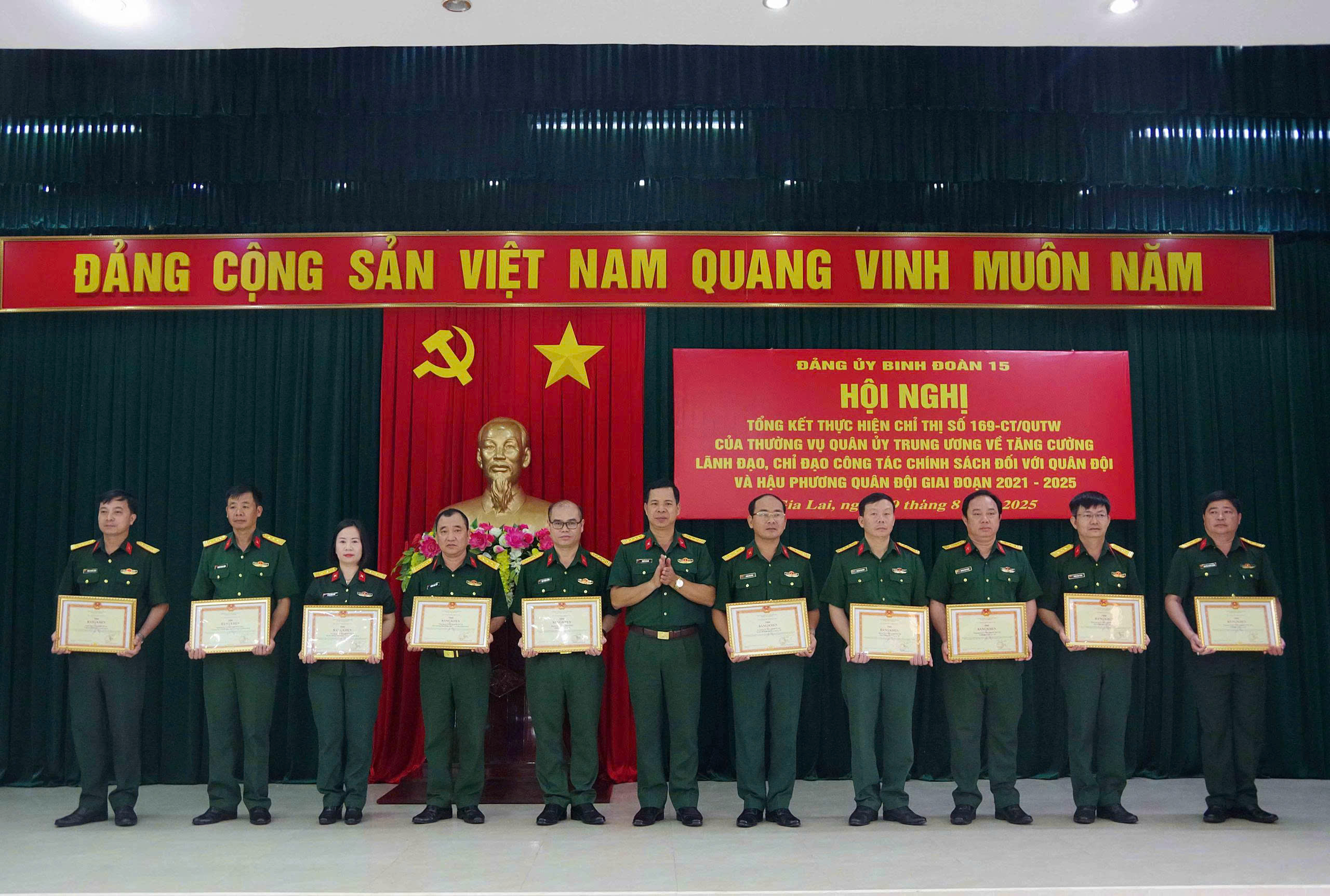 Binh đoàn 15 khen thưởng 9 tập thể, 11 cá nhân tiêu biểu trong thực hiện Chỉ thị 169-CT/QUTW