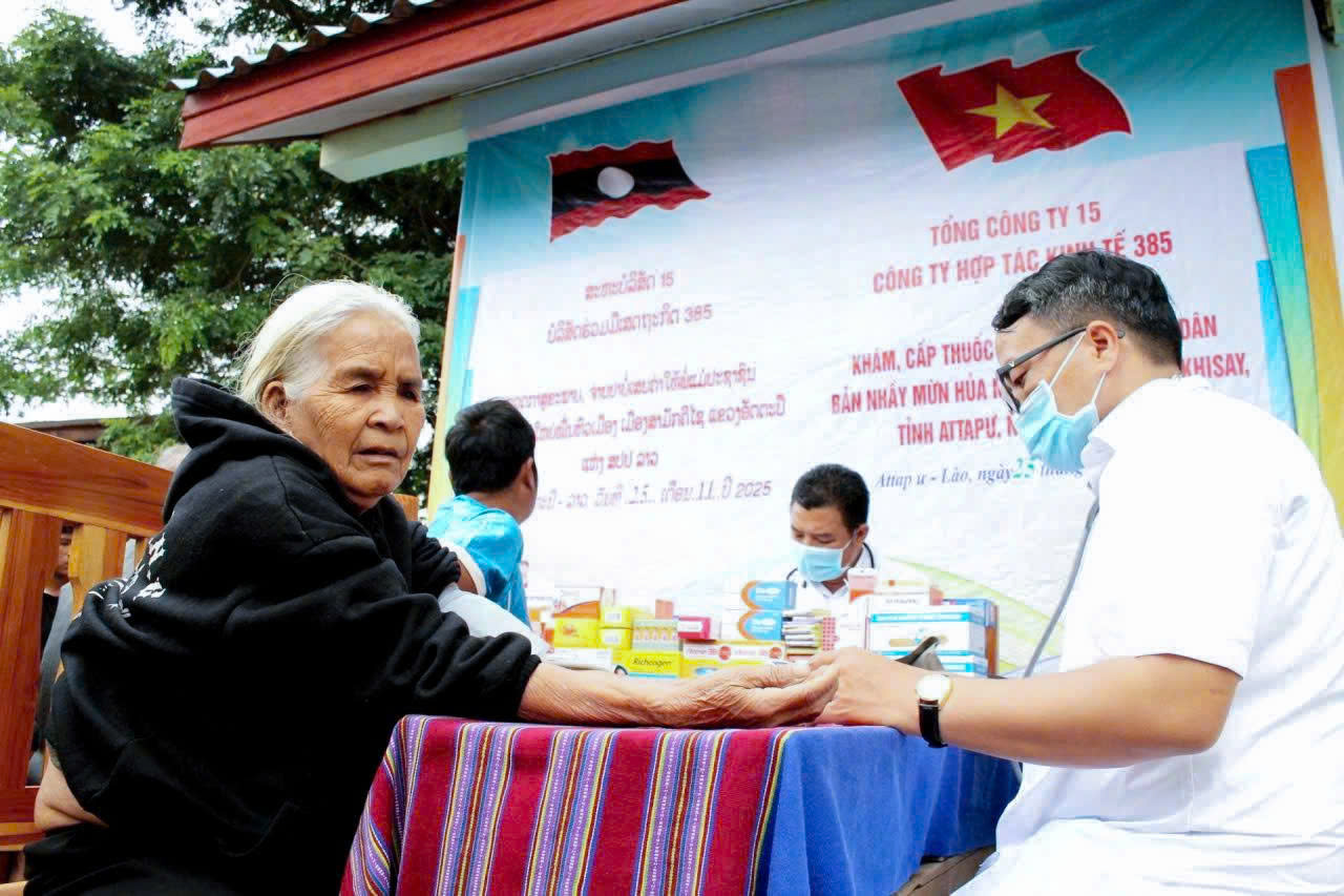 Công ty HTKT 385 (Binh đoàn 15) tổ chức khám bệnh, cấp thuốc miễn phí cho nhân dân tỉnh Attapư (Lào)