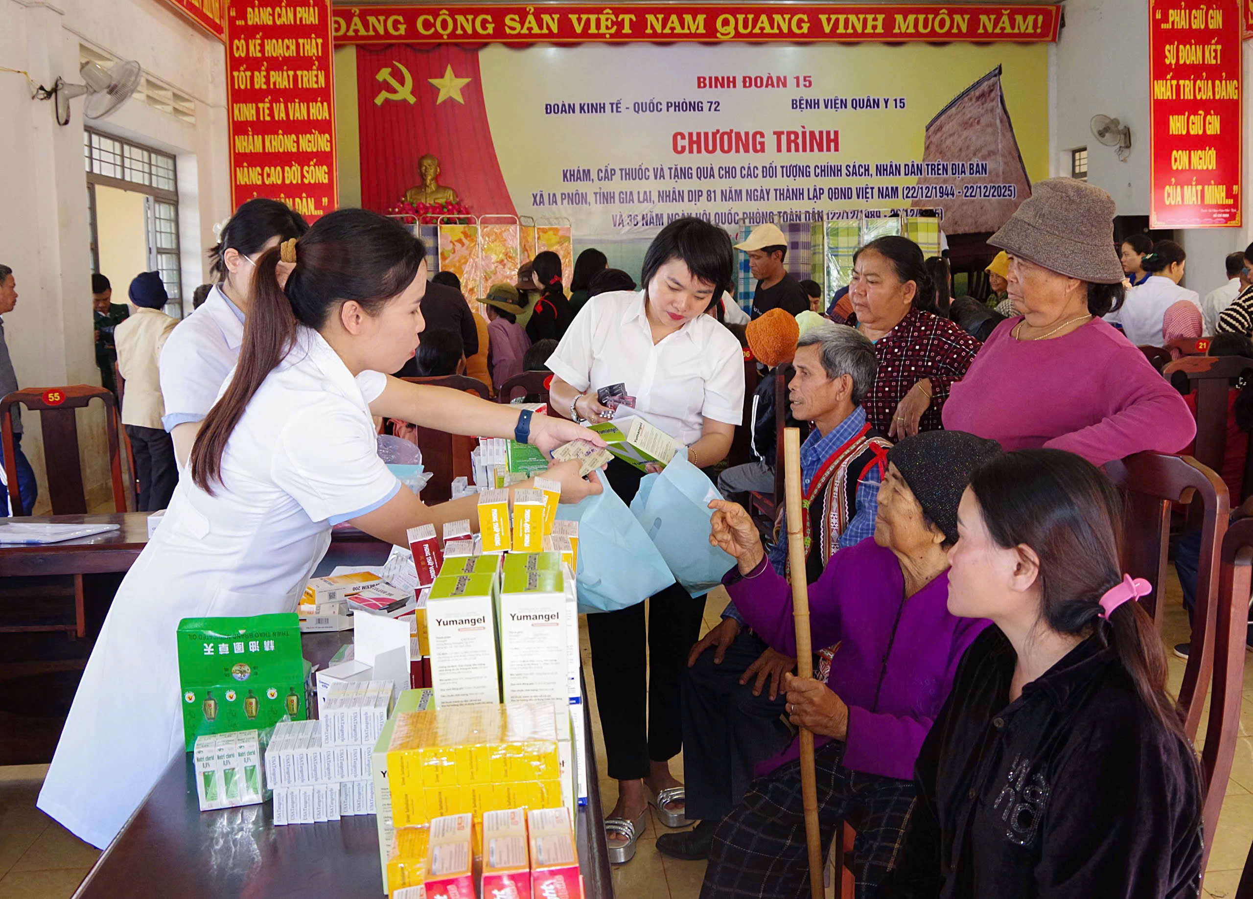 Bệnh viện Quân y 15 và Đoàn KT-QP 72 (Binh đoàn 15) phối hợp khám, cấp thuốc cho hơn 450 lượt người dân xã Ia Pnôn, tỉn Gia Lai