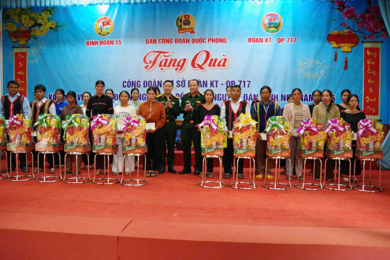 Đoàn KT-QP 717 tổ chức trao quà Tết cho đoàn viên và người lao động khó khăn
