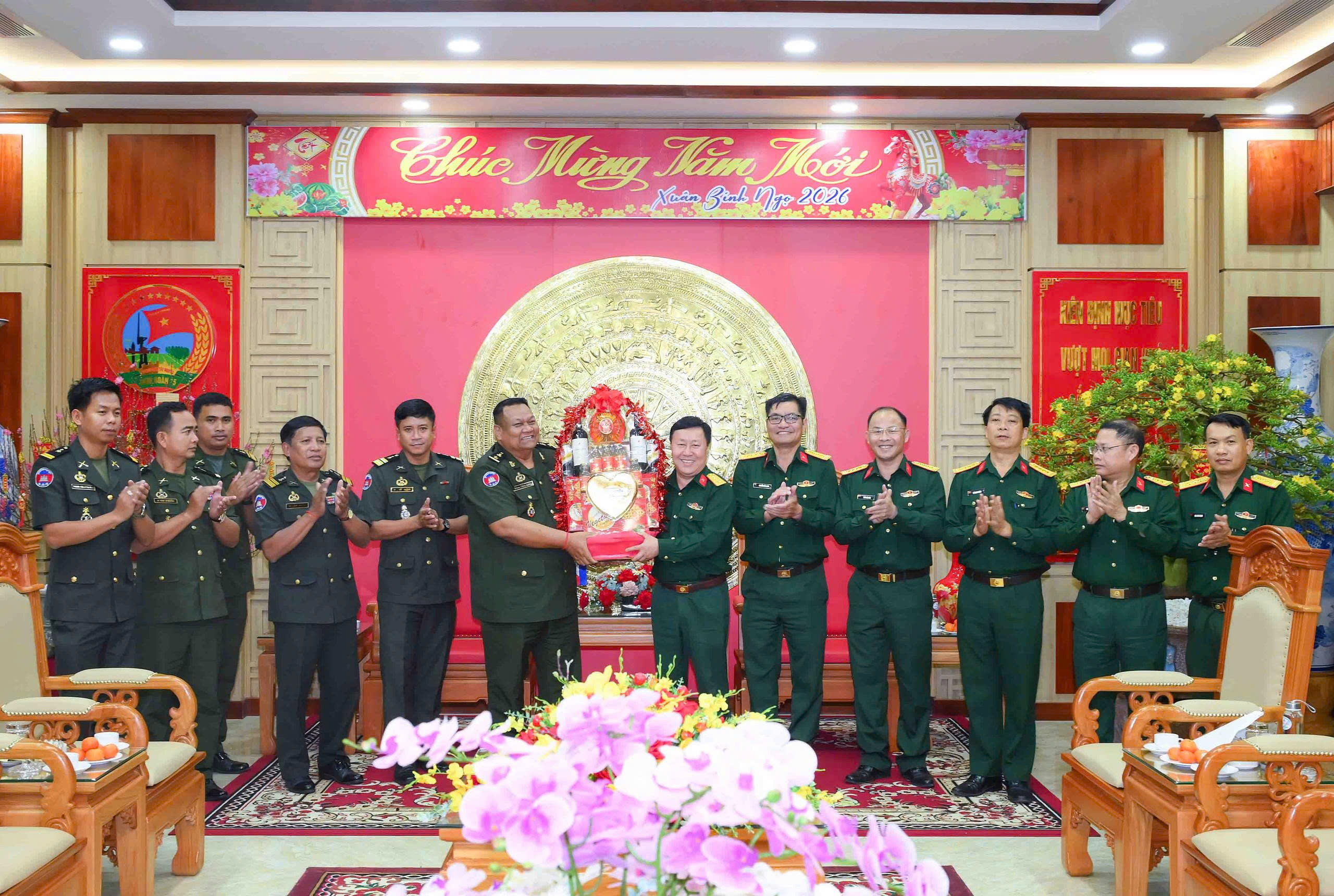Binh đoàn 15 đón Đoàn cán bộ Quân khu 1, Quân đội Hoàng gia Campuchia thăm, chúc Tết Nguyên đán Bính Ngọ 2026
