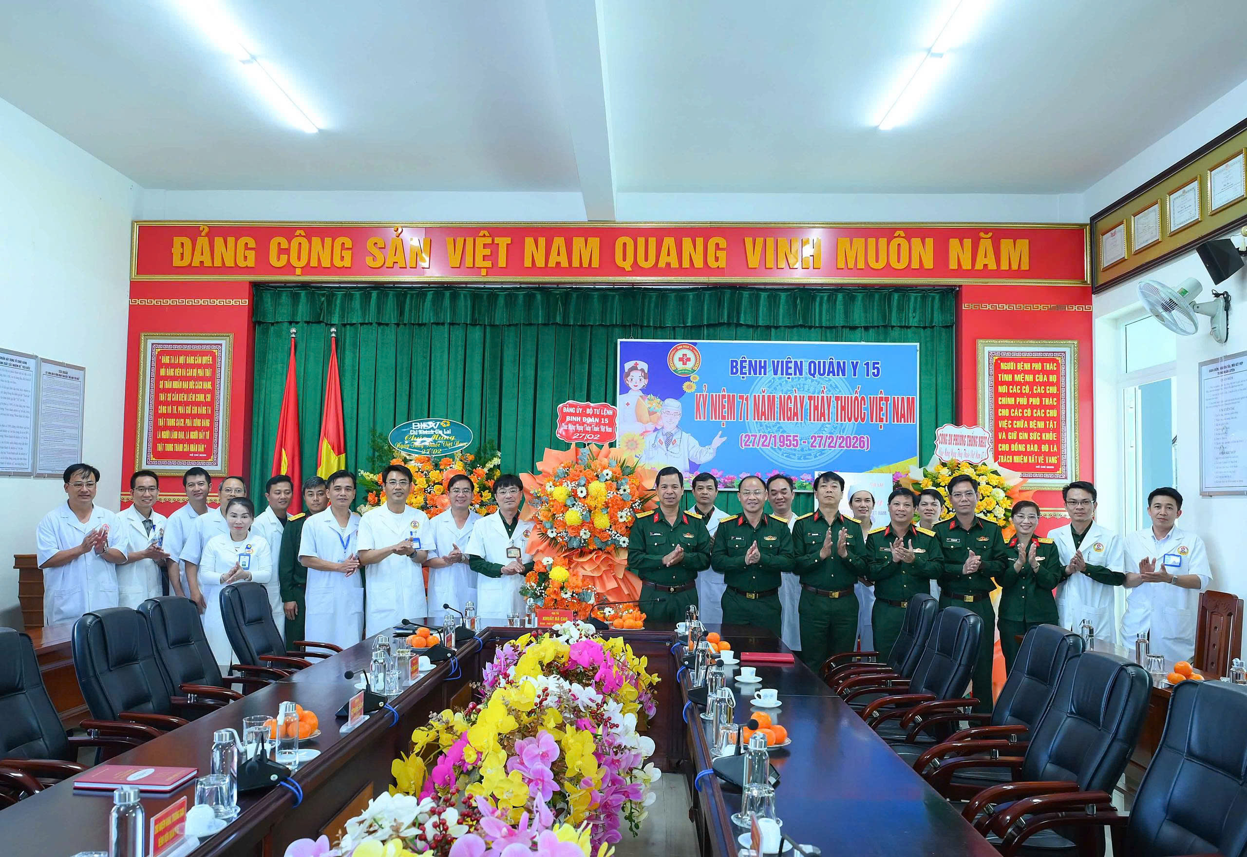 LÃNH ĐẠO BINH ĐOÀN 15 THĂM, CHÚC MỪNG CÁC BỆNH VIỆN QUÂN Y NHÂN NGÀY THẦY THUỐC VIỆT NAM 27-2