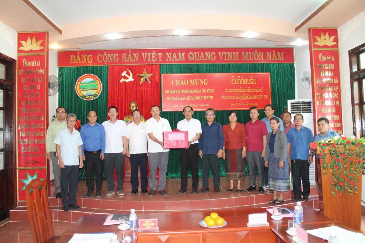Công ty HTKT 385 đón Đoàn lãnh đạo huyện Samakhixay, tỉnh Attapư, nước CHDCND Lào đến thăm, làm việc tại đơn vị