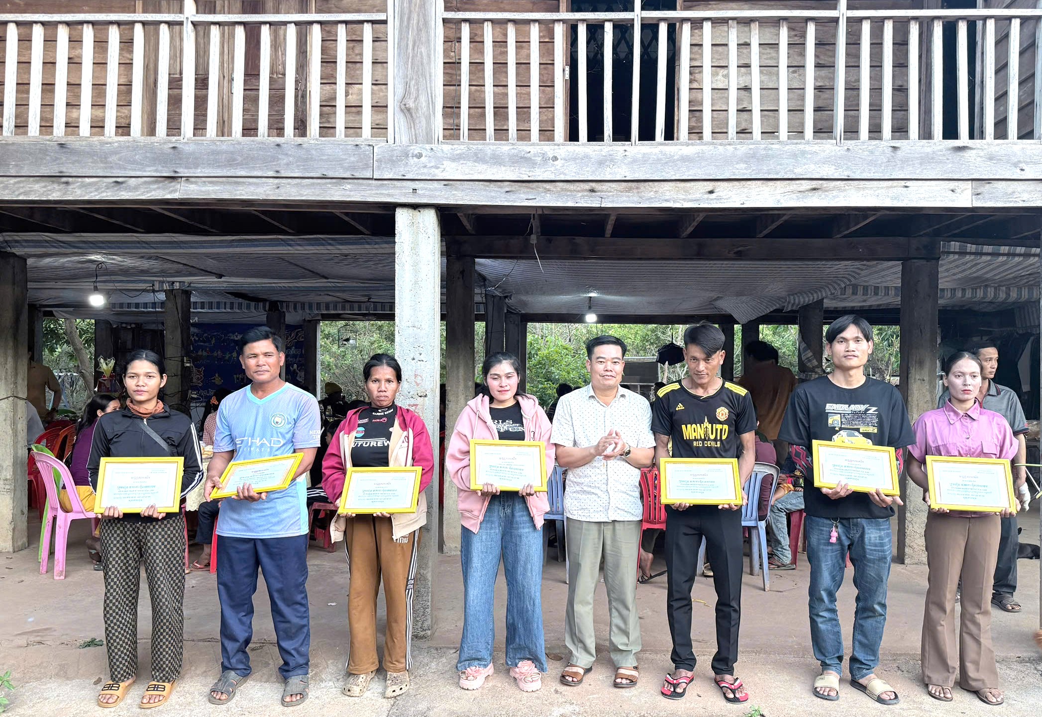 Công ty 386 (Binh đoàn 15) trao thưởng công nhân xuất sắc tại tỉnh Ratanakiri, Vương quốc Campuchia