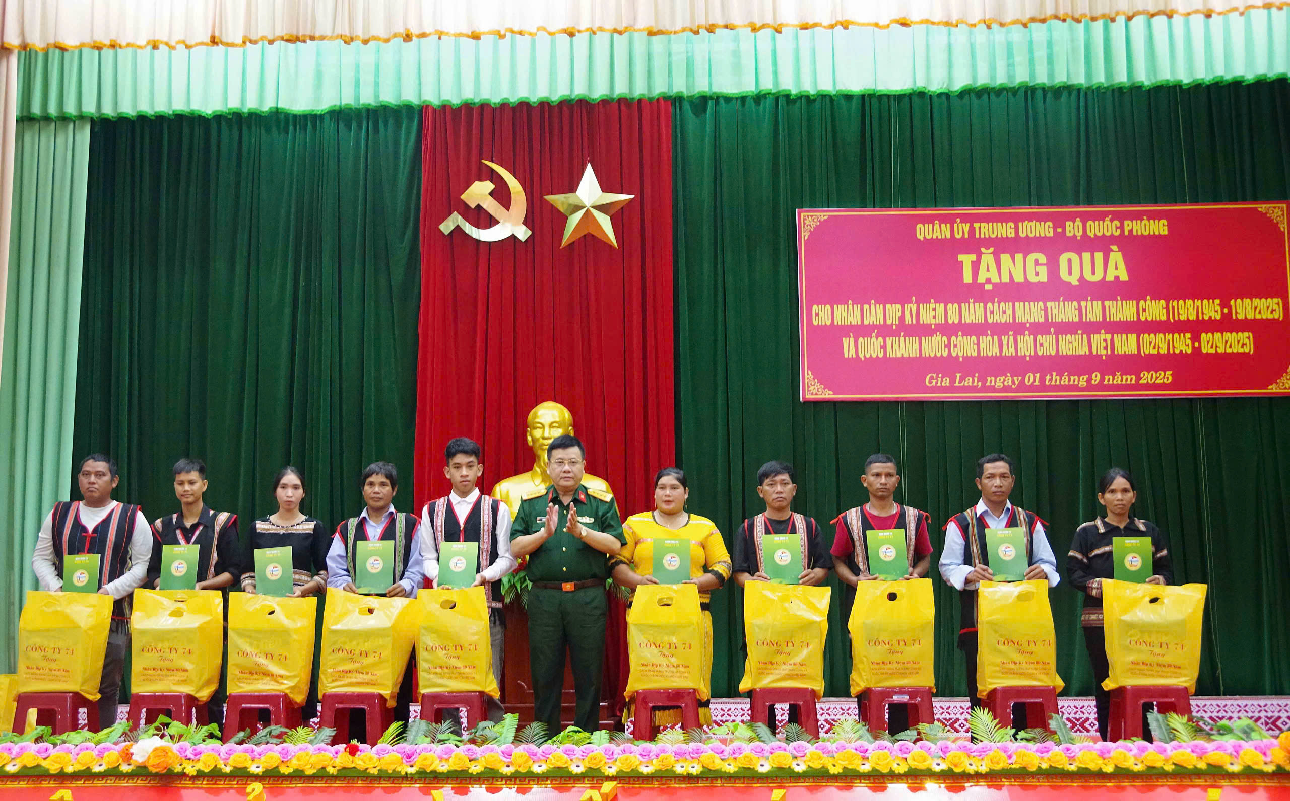 Lãnh đạo Đoàn KT-QP 74 trao quà tặng người lao động và nhân dân.