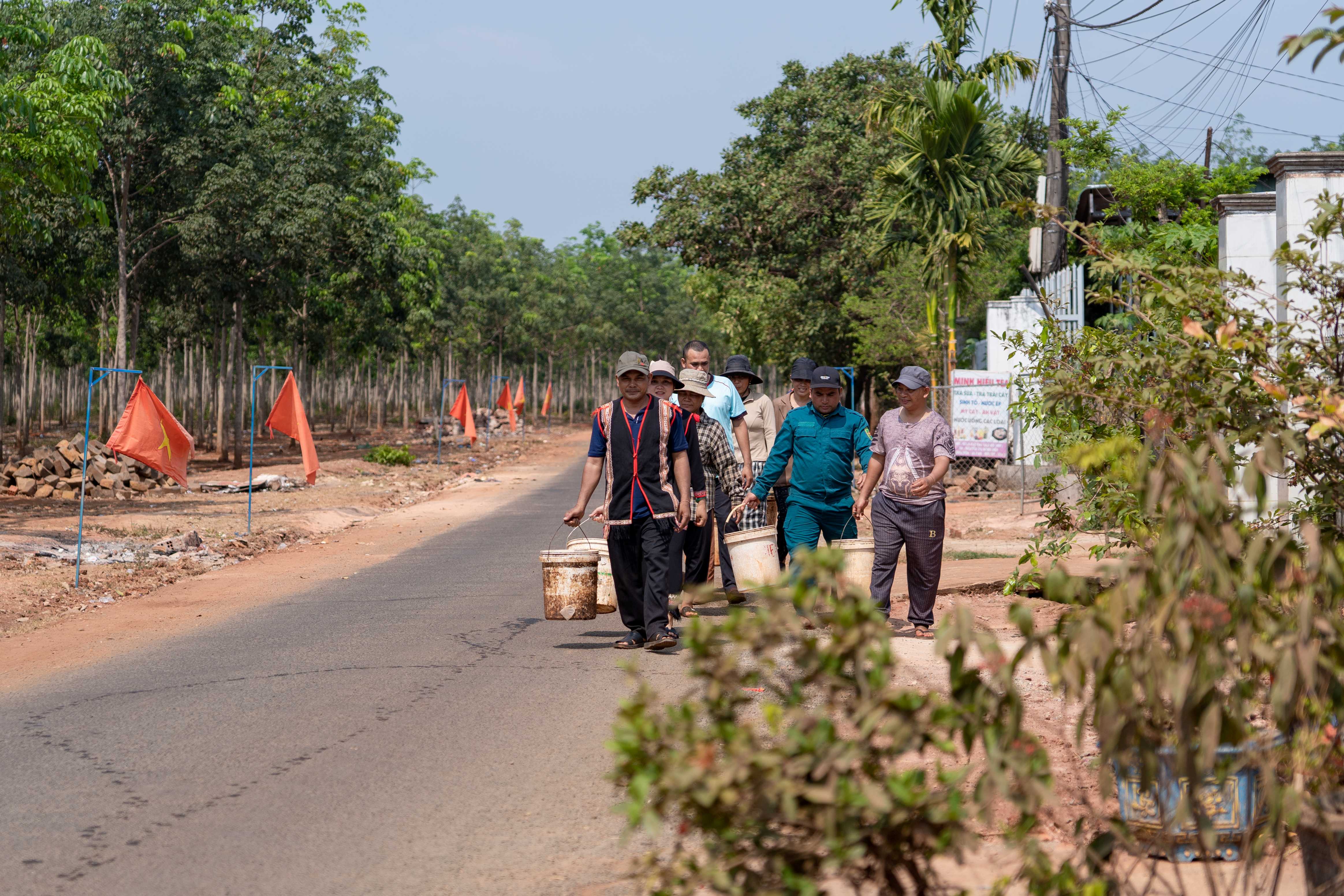 Người dân Làng Sơn mang dụng cụ đựng nước