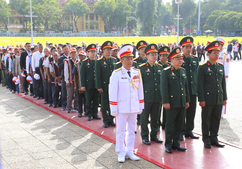 Đại biểu già làng, trưởng thôn ở Tây Nguyên vào viếng lăng Bác 