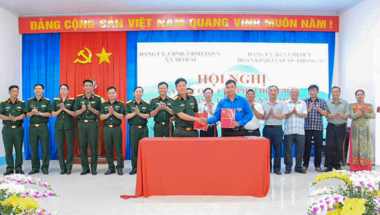 Ban thường trực UB MTTQVN xã Mô Rai ký kết Quy chế phối hợp với Đoàn Thanh niên Đoàn KTQP 78