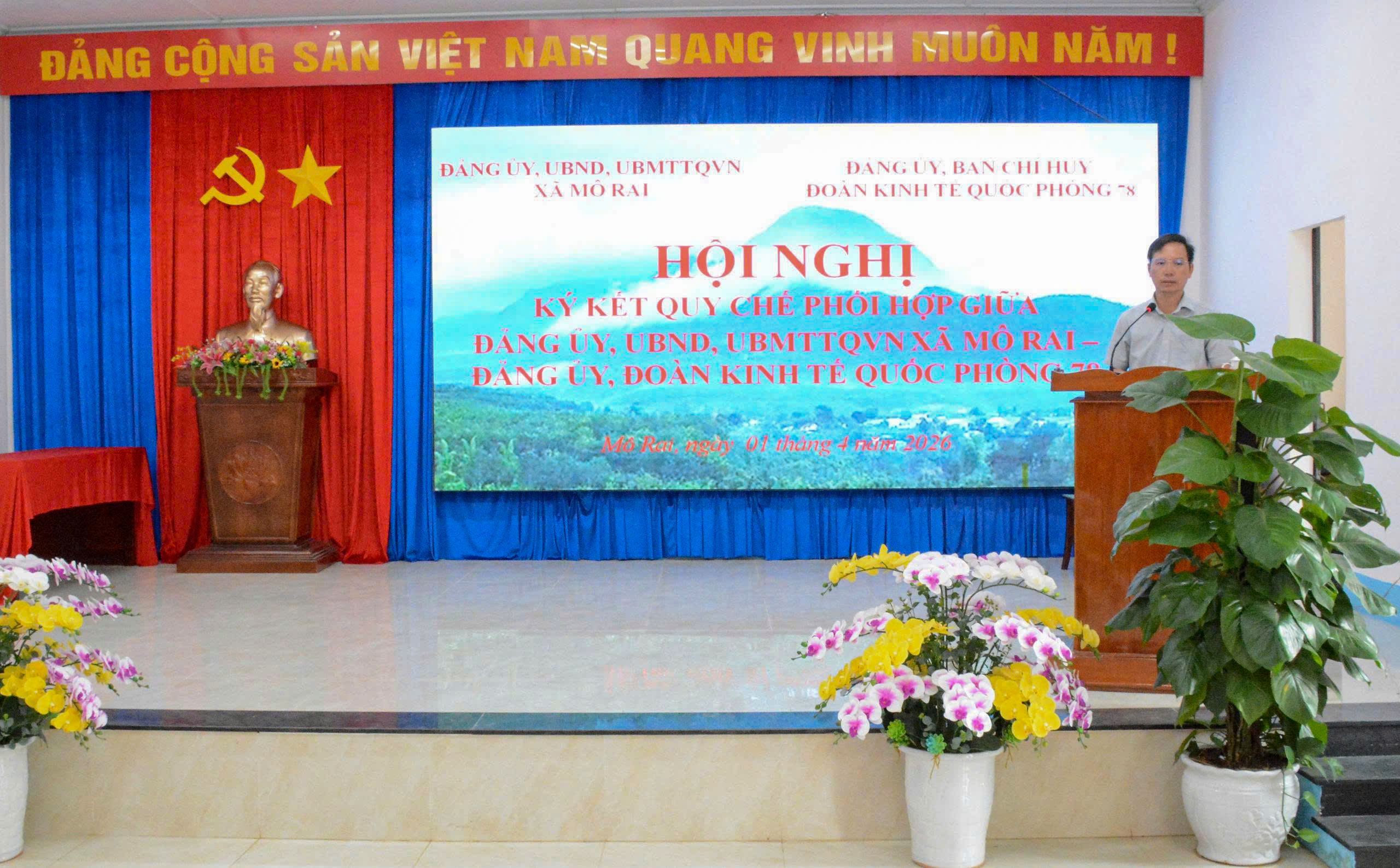 Đồng chí Trương Công Chính - Bí thư Đảng ủy xã Mô Rai phát biểu tại Hội nghị