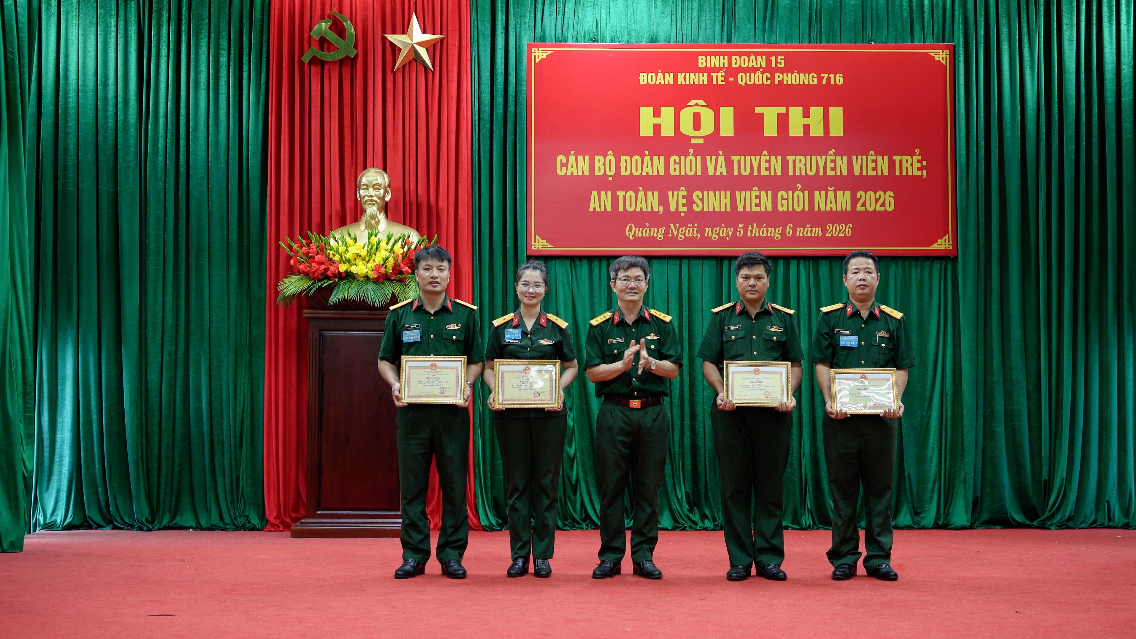 Thượng tá Hoàng Xuân Thắng, Bí thư Đảng ủy, Phó Đoàn trưởng Đoàn KT-QP 716 trao giải Nhất các phần thi
