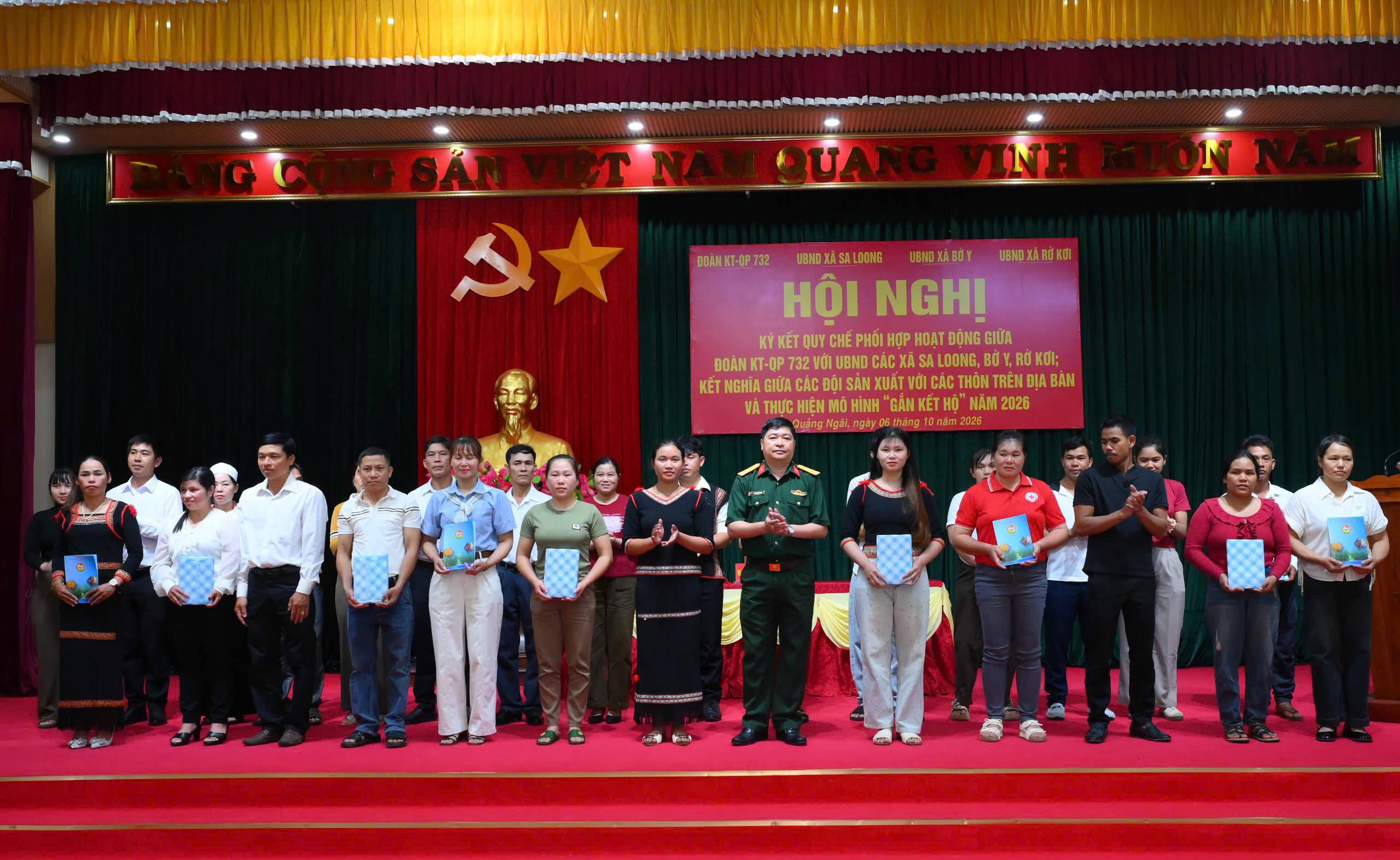 Thượng tá Nguyễn Xuân Chung, Đoàn trưởng Đoàn KT-QP 732 trao quà tặng các cặp hộ gắn kết.