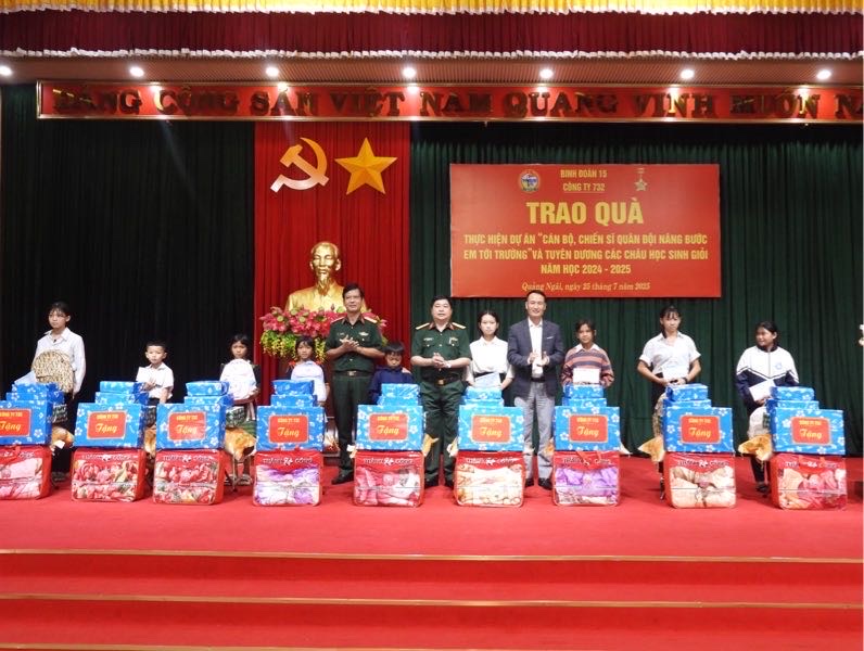 Công ty 732 tổ chức chương trình “Cán bộ, chiến sĩ quân đội nâng bước em đến trường” và tuyên dương học sinh giỏi năm học 2024 - 2025
