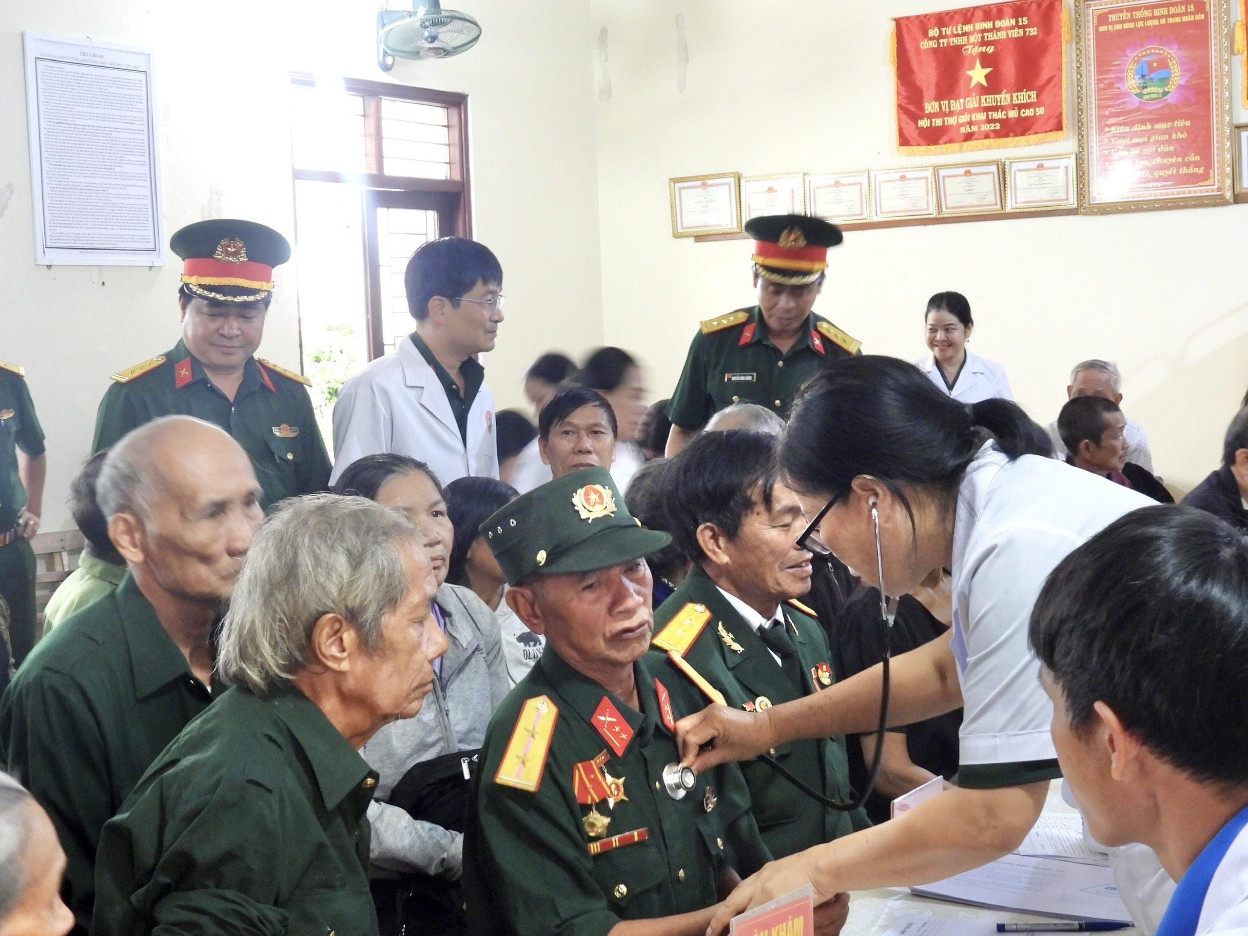 Công ty 732 và Bệnh viện Quân y 15 (Binh đoàn 15): Tri ân người có công với cách mạng tại các xã Sa Loong, Bờ Y và Rờ Kơi (tỉnh Quảng Ngãi).